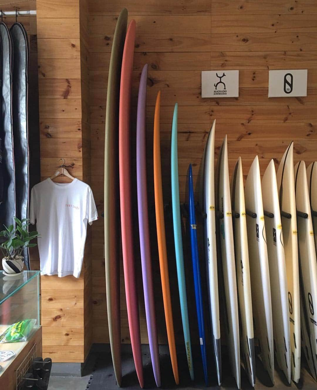 NO BRANDさんのインスタグラム写真 - (NO BRANDInstagram)「この春からVietnam DanangにあるSurf Shack Danangさんに仲間入り。Surf pointまではお店から徒歩5分で美しいBeachに到着します。NOBRAND SURFBOARDのRentalや販売もあります。日本人スタッフによるスクールやガイドもありますので安心して伺うことができるお店。 @surfshackdanang  VietnamへのSurf Tripを考え中の方は @geekout_travel  へお訪ねください！ #vietnam #danang  #journey #travel #surftrip  #surf #surfing #ocean #beach #surfshack #surfshackdanang  #geekout #geekout_travel  #nobrandsurfboard @nobrand_kamakura」4月17日 19時29分 - nobrand_kamakura