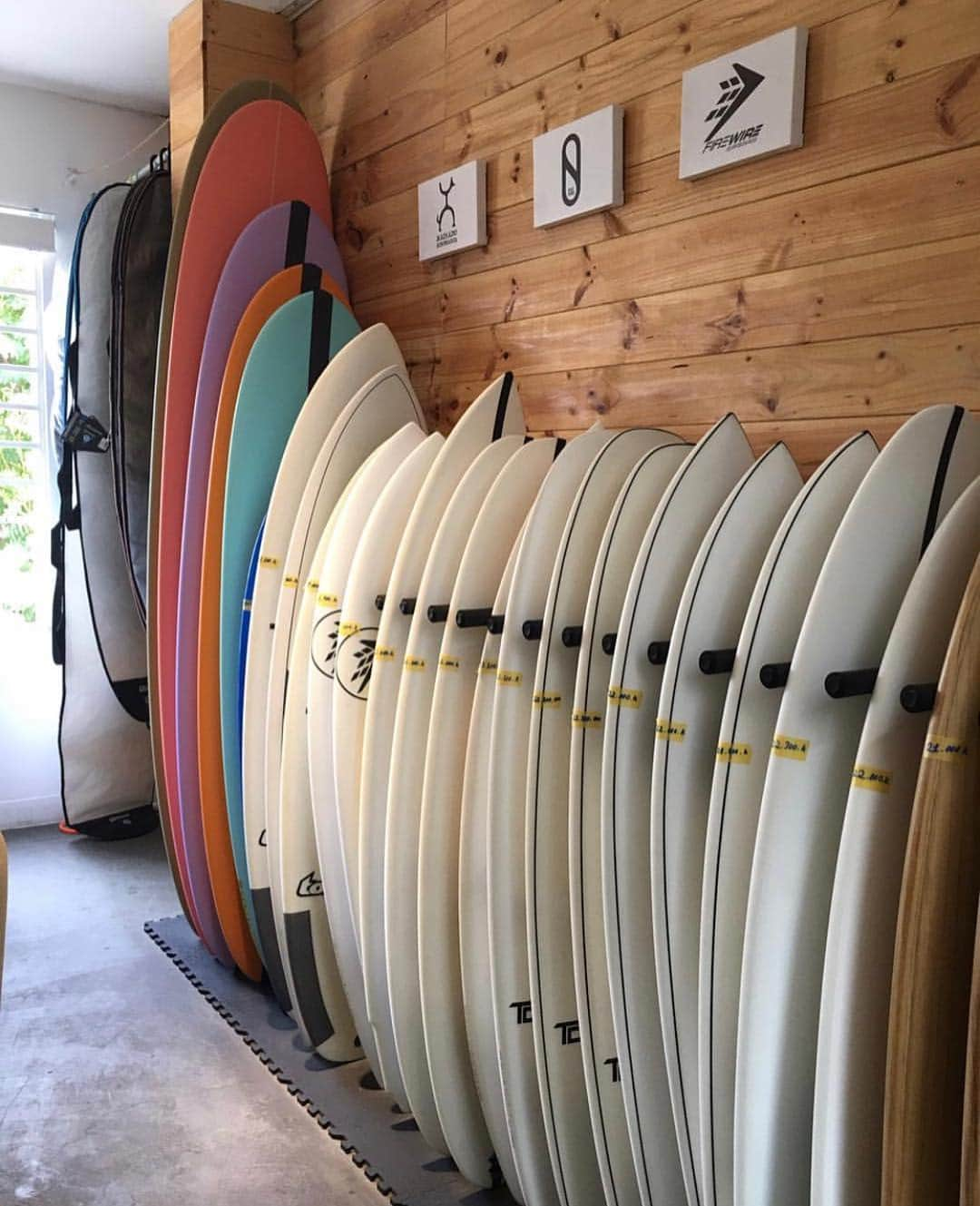 NO BRANDさんのインスタグラム写真 - (NO BRANDInstagram)「この春からVietnam DanangにあるSurf Shack Danangさんに仲間入り。Surf pointまではお店から徒歩5分で美しいBeachに到着します。NOBRAND SURFBOARDのRentalや販売もあります。日本人スタッフによるスクールやガイドもありますので安心して伺うことができるお店。 @surfshackdanang  VietnamへのSurf Tripを考え中の方は @geekout_travel  へお訪ねください！ #vietnam #danang  #journey #travel #surftrip  #surf #surfing #ocean #beach #surfshack #surfshackdanang  #geekout #geekout_travel  #nobrandsurfboard @nobrand_kamakura」4月17日 19時29分 - nobrand_kamakura