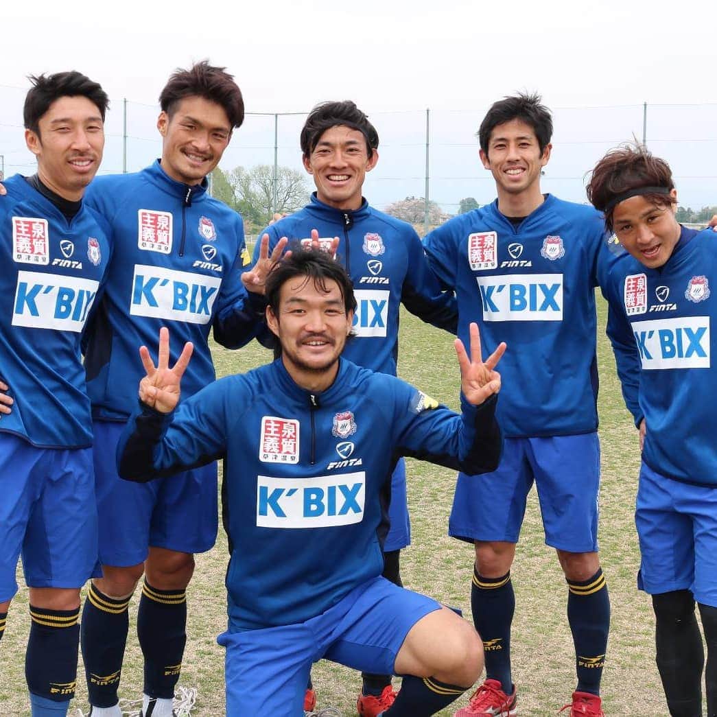 のインスタグラム：「33歳になりました。チーム最年長の自覚をもって頑張ります！！ #ｻﾞｽﾊﾟｸｻﾂ群馬 #舩津徹也  #渡辺広大  #辻正男  #岡田翔平  #久木田紳吾  #誕生日プレゼント #ありがとう #お好みダイニング なな #ｺｽﾄｺ #白T #お揃い」