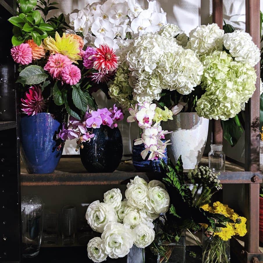 VOGUE GIRL JAPANさんのインスタグラム写真 - (VOGUE GIRL JAPANInstagram)「【#本日のご褒美 】#水曜日はお花の日 💐 表参道に佇む隠れ家フラワーショップ「logi PLANTS&FLOWERS」。店内にはダリアや蘭などの華やかなお花がたくさん。さりげないけれど個性的、存在感のあるブーケを提案してくれます。白の紫陽花にペイントを施したブーケがサプライズ感たっぷり！　生花で楽しんだ後は、ドライフラワーとして2度堪能する予定です。 #flowerwednesday #todayslittlehappiness #VOGUEGIRLエディターのお気に入り #logi #logiPLANTSFLOWERS #表参道 #ブーケ #お花 #花のある生活 #Pixelで撮ったヴォーグガール」4月17日 19時33分 - voguegirljapan