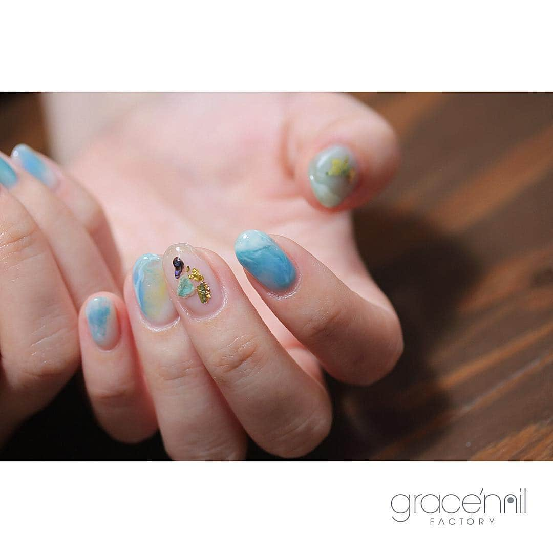 gracenailfactoryさんのインスタグラム写真 - (gracenailfactoryInstagram)「water . design by 松山 @gracenailfactory_haruka . . . #nail #nailsalon #naildesign #nailart #gel #gelart #gelnail #ネイル #ネイルデザイン #ネイルアート #ネイリスト #大阪ネイルサロン #グレースネイルファクトリー  #大人ネイル #人気ネイル #大阪ネイル  #堀江ネイル  #四ツ橋ネイル #シンプルネイル #ショートネイル  #夏ネイル #カジュアルネイル #ニュアンスネイル」4月17日 19時43分 - gracenailfactory