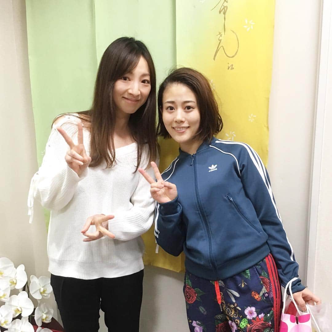 白羽ゆりのインスタグラム：「舞台「奇跡の人」を観てきました。 ヘレンケラーの話しです。  もうブラボーと何度も叫びたいぐらい素晴らしい作品でした。色んな方向から考えさせられ胸が苦しく涙が止まらなくて…でも最後に、今度は嬉し涙が止まらなかった。  メゾンドポリスでお世話になった充希ちゃん。彼女の才能はどこまで凄いんだろう。初舞台とは思えない鈴木梨央ちゃんのヘレンケラー。アニーとヘレン2人の才能のぶつかり合い…。 ドラマの同級生役で一緒だった久保田磨希さん。泣き過ぎて笑われました😂  実は、今回ドレスの所作指導として少しだけお稽古場にお邪魔してました。こういう形での参加は、なかなかないので貴重な時間でした。」