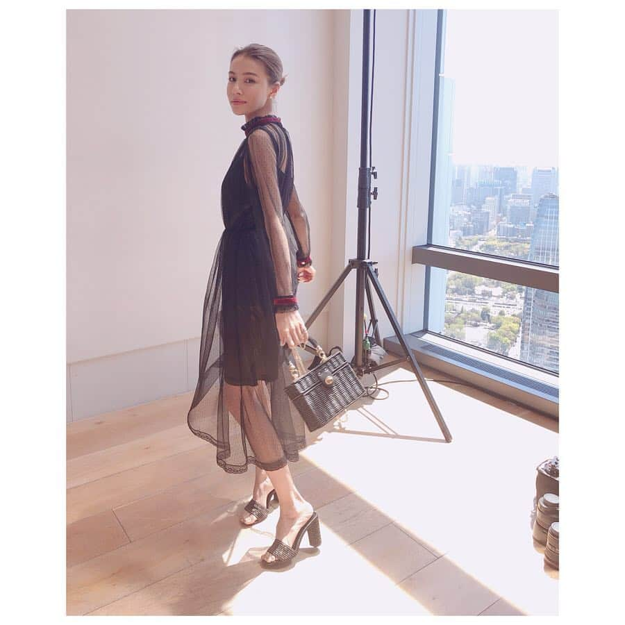 難波サキさんのインスタグラム写真 - (難波サキInstagram)「Dress...🥀 春だけど 抜け感アイテムで ALL BLACK 。 今だから 着れちゃうお洋服♡ ドットチュールに カゴバッグに。 Dress #valmuer  Bag #totheseahawaii  Sandal #houseofharlow」4月17日 19時37分 - sakinanba