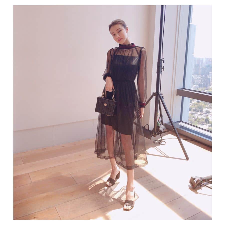 難波サキさんのインスタグラム写真 - (難波サキInstagram)「Dress...🥀 春だけど 抜け感アイテムで ALL BLACK 。 今だから 着れちゃうお洋服♡ ドットチュールに カゴバッグに。 Dress #valmuer  Bag #totheseahawaii  Sandal #houseofharlow」4月17日 19時37分 - sakinanba