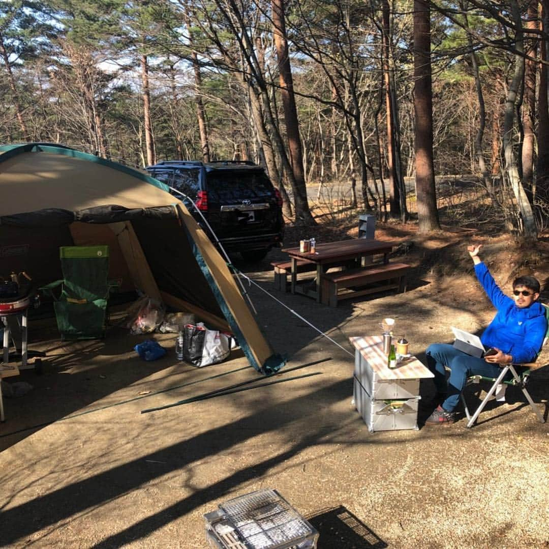 阪野豊史さんのインスタグラム写真 - (阪野豊史Instagram)「今年初キャンプ。 風めちゃ強の、小雨だったけど次の日は快晴でとても楽しかったです👍  #キャンプ #自然 #アウトドア #コールマン #snowpeak  #寝袋 #テント #プラド150後期  #コーヒー #カレー #飯盒 #ランタン #春キャンプ #強風 #off」4月17日 19時38分 - sakanotoyofumi_official