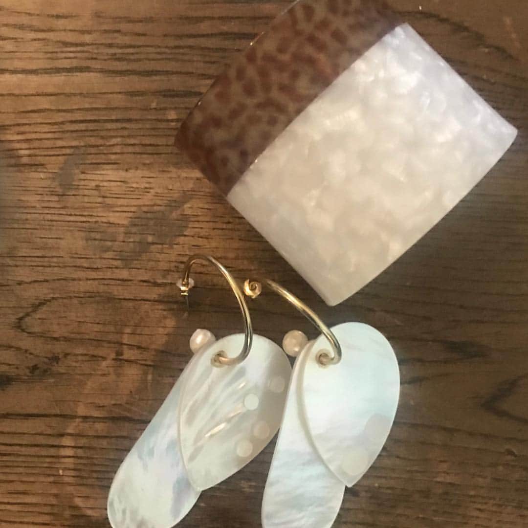 joujouのインスタグラム：「念願のPIとbangleが届きましたハート♥️ 両方一目惚れなの❤️ #shell #pierce #bangle #2019ss」
