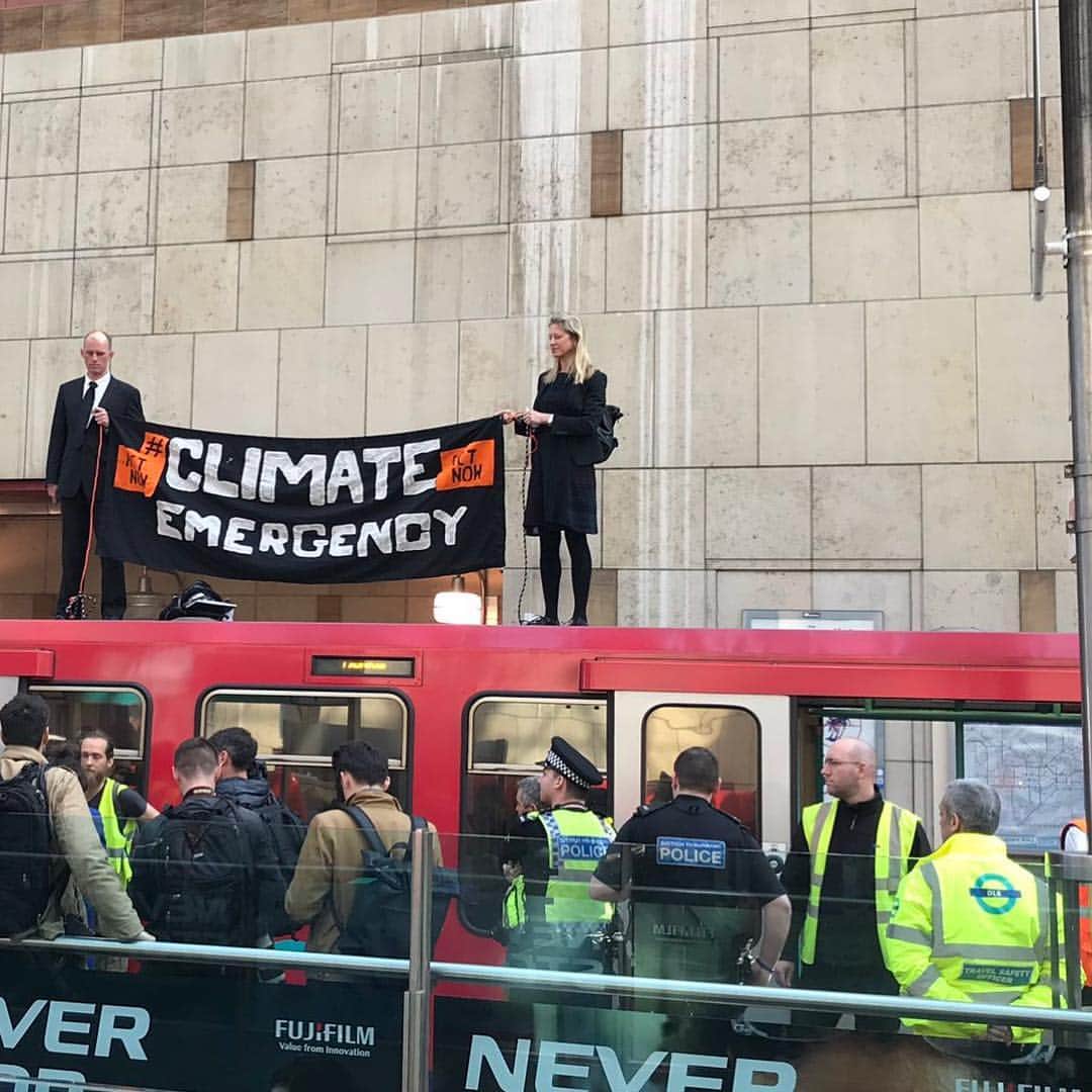 CNNさんのインスタグラム写真 - (CNNInstagram)「Protesters stand on top of a train at London’s busy Canary Wharf station to highlight the threat of climate change. Extinction Rebellion, a grassroots environmental group, is engaging in a series of non-violent civil disobedience activities to push for action. Hundreds of its members have been arrested this week as the group stages demonstrations across London, including blocking some of the city’s busiest bridges and intersections on Monday and disrupting tube service today. For more, go follow @cnnclimate. (📷 Daniel Leal-Olivas/AFP/Getty Images, Alex Morrison/Twitter)」4月17日 19時40分 - cnn