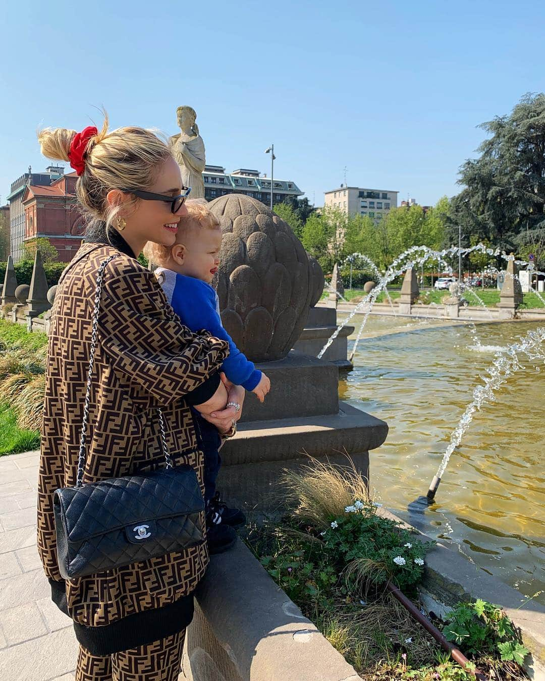 キアラ・フェラーニさんのインスタグラム写真 - (キアラ・フェラーニInstagram)「He loves going to see the fountain in the morning 🥰」4月17日 19時53分 - chiaraferragni