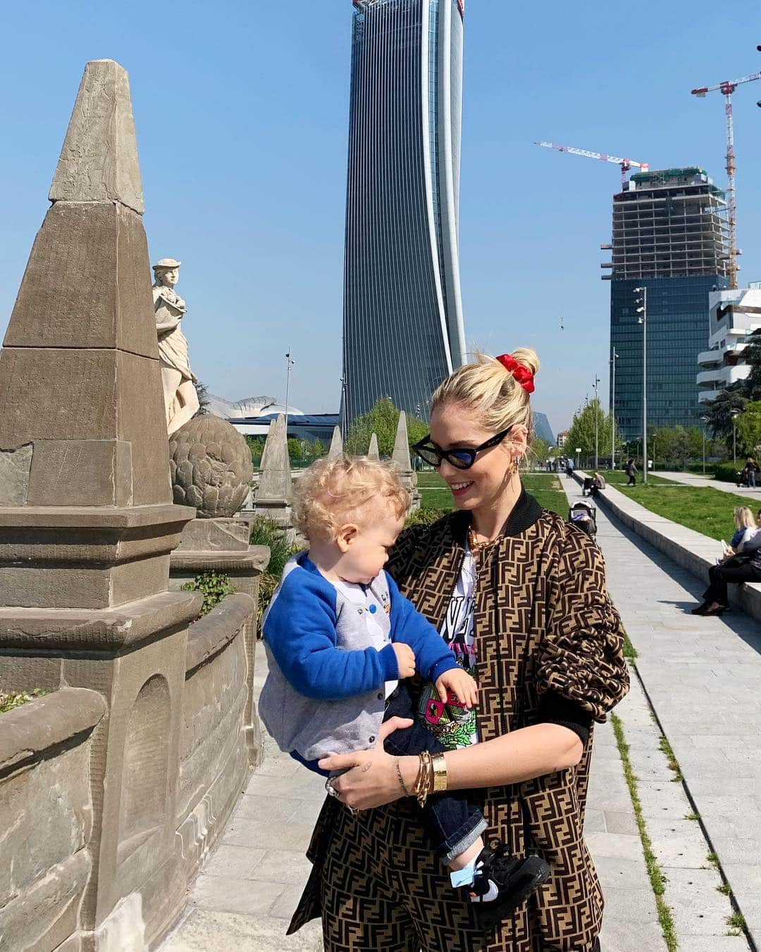 キアラ・フェラーニさんのインスタグラム写真 - (キアラ・フェラーニInstagram)「He loves going to see the fountain in the morning 🥰」4月17日 19時53分 - chiaraferragni