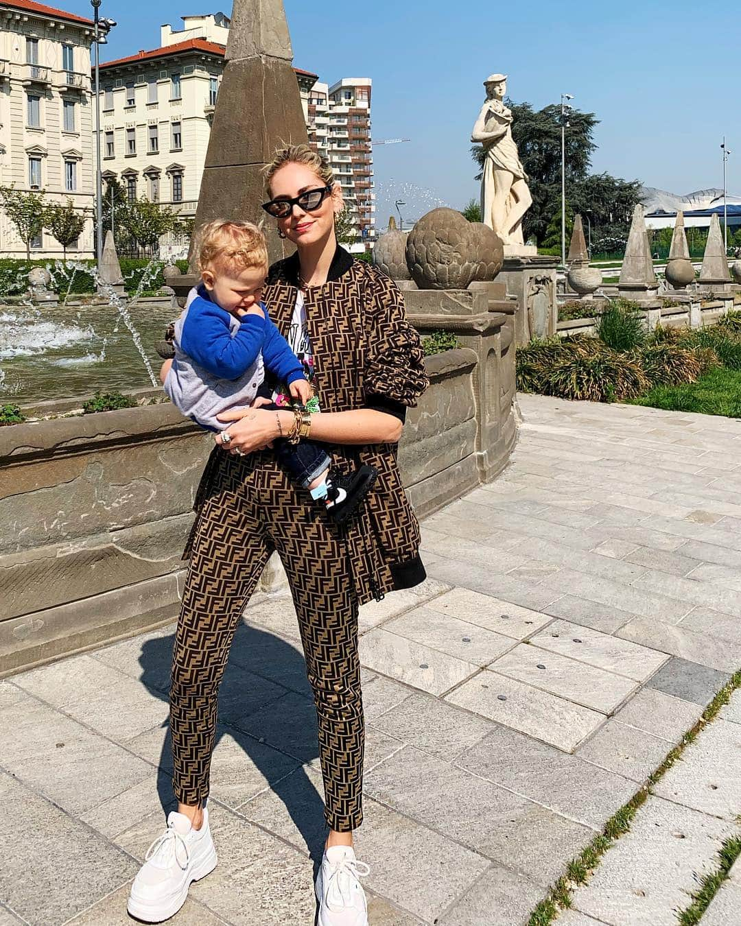 キアラ・フェラーニさんのインスタグラム写真 - (キアラ・フェラーニInstagram)「He loves going to see the fountain in the morning 🥰」4月17日 19時53分 - chiaraferragni