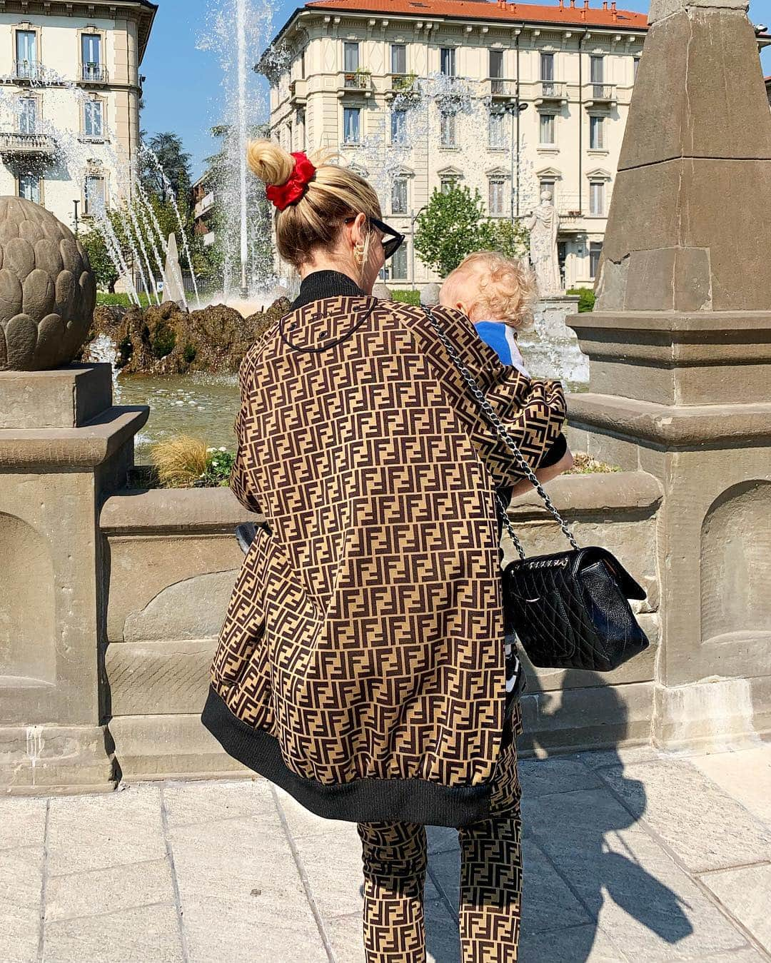 キアラ・フェラーニさんのインスタグラム写真 - (キアラ・フェラーニInstagram)「He loves going to see the fountain in the morning 🥰」4月17日 19時53分 - chiaraferragni