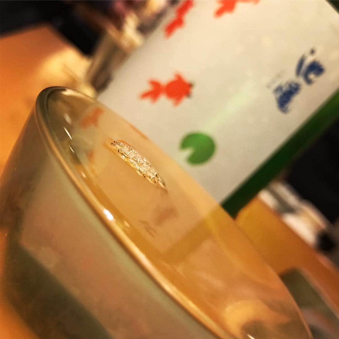 TOGGYさんのインスタグラム写真 - (TOGGYInstagram)「表面張力！  久留米 三瀦の池亀酒造さん🐢  75%磨きでこの口当たり。 今宵はJ:COMのMTG食事会です。  #toggy #sake #japanesesake #fukuoka #ikegame #純米酒 #池亀酒造」4月17日 19時53分 - dj_toggy