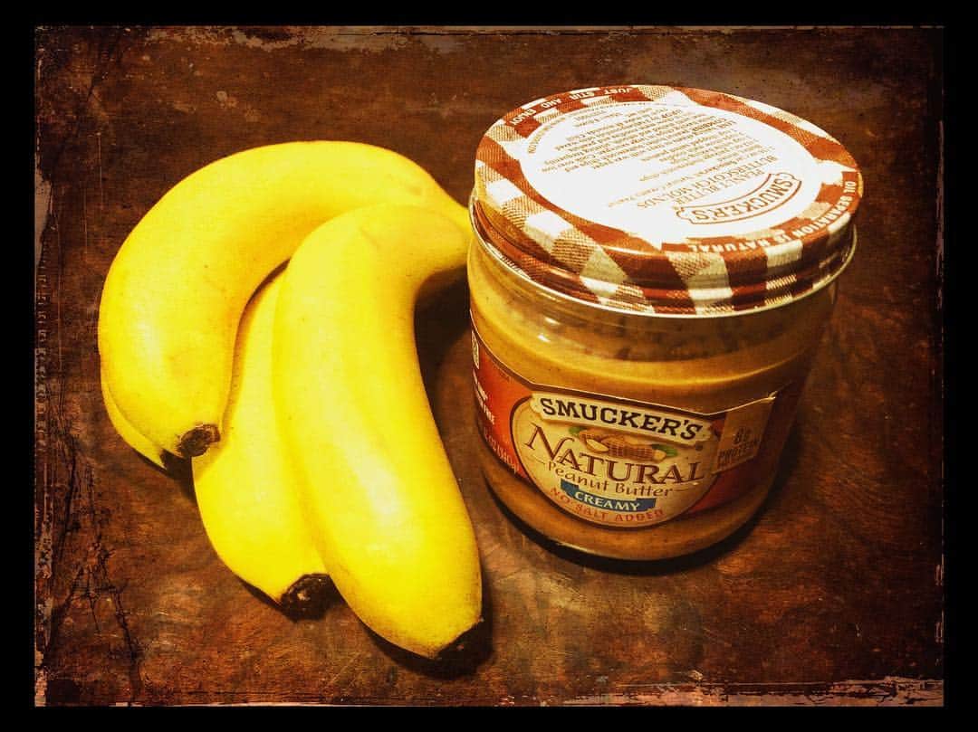 青山草太さんのインスタグラム写真 - (青山草太Instagram)「運動前や忙しい日の朝食などに食べているバナナ。  一緒に食べるといいよと役者の先輩が教えてくれたのが、ピーナッツバター。  ただこのピーナッツバターの材料はピーナッツだけ。 砂糖など入っていないので、少量でも程よい栄養価やタンパク質が摂れる。  朝にはもってこいなんじゃないでしょうかね？（笑）  ただバナナに付けて食べるだけで、食パンなどには塗った事がない…。 使う前と使ってからだとはたしてどう変わるのか楽しみです。  #青山草太#sotaaoyama #朝食#breakfast #バナナ#banana #ピーナッツ#peanut#peanuts #ピーナッツバター #peanutbutter #忙しい朝  #トレーニング #に #どうぞ」4月17日 19時47分 - sotaaoyama