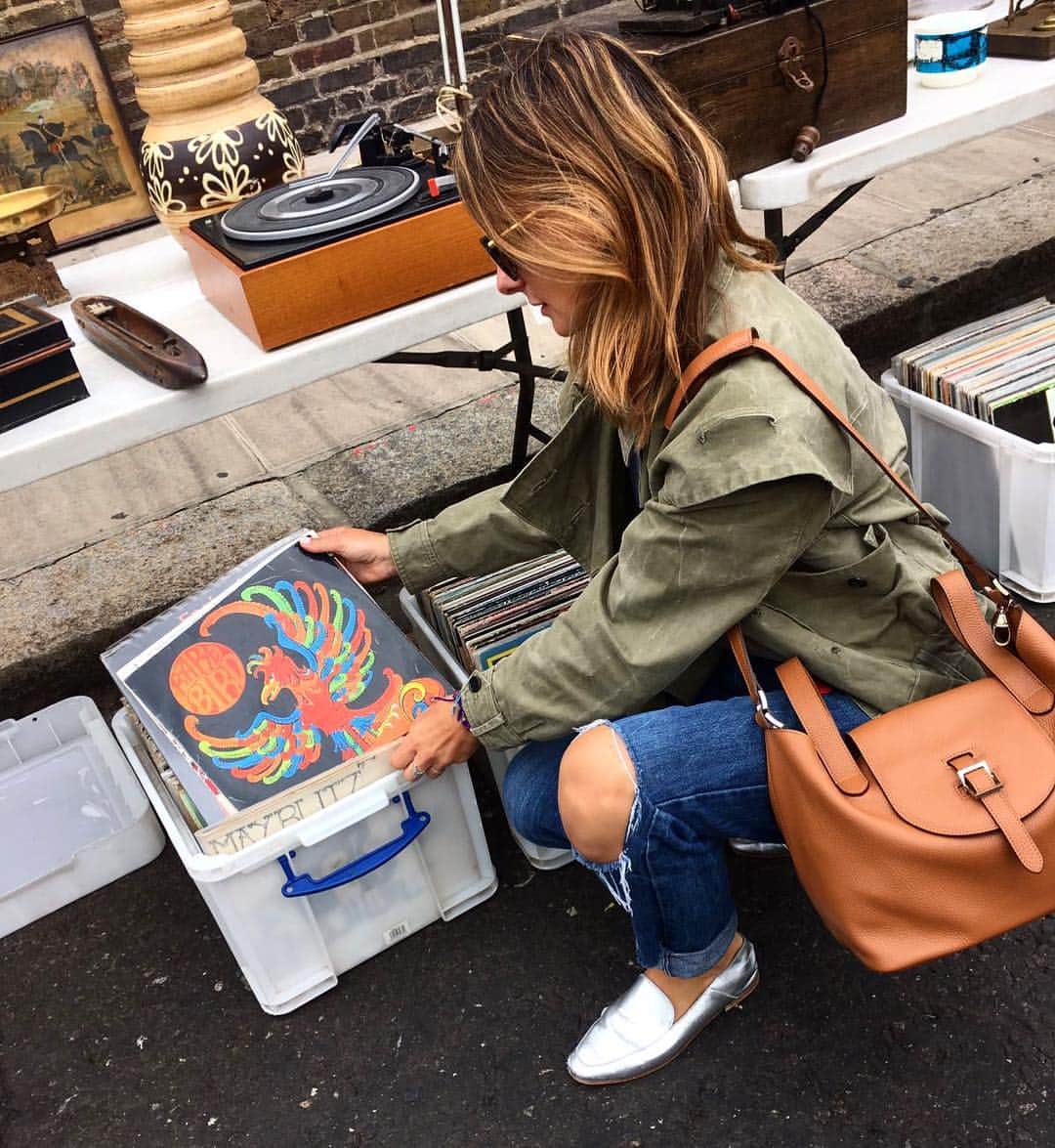 メリメロさんのインスタグラム写真 - (メリメロInstagram)「Portobello market is so rich in treasures • shopping with the thela bag #thelabag #tanbag #melimelo #melimelobags #tan #bag #classic #timeless #understated」4月17日 19時50分 - melimelobags