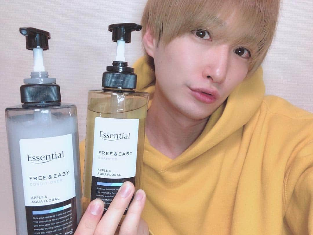 井深克彦さんのインスタグラム写真 - (井深克彦Instagram)「.﻿﻿ 🌿🧴🛁﻿﻿ ﻿﻿ 男子は特にあるあるだと思うけど﻿﻿ 髪の毛をワックスでセットした日って﻿﻿ シャンプーが大変だよね🥺﻿﻿ ﻿﻿ 2回シャンプーしないと﻿﻿ 整髪料がとれないけど、﻿﻿ 髪に負担かかっていそうだし﻿﻿ 何より時間もかかる....﻿﻿ ﻿﻿ そんな悩みを解決してくれる﻿﻿ エッセンシャルのFREE&EASYを﻿﻿ いただきました💭🎁﻿﻿ @essential_jp﻿﻿ ﻿﻿ シャンプーは泡立ちが良くて﻿ 整髪料がスッキリ洗い流せるほど﻿ 洗浄力が強いのに﻿ キシまないのが特徴の商品です✨ ﻿ ﻿ トリートメントは﻿ サラサラに仕上げて﻿ 寝癖がつきにくくしてくれる商品なので﻿ まさに時短にもってこいです🐶﻿ ﻿ アップル&アクアフローラルの香りが﻿﻿ さわやかで癒されるよ🍏🧼﻿﻿ ﻿﻿ 女性ももちろん使えるので﻿﻿ 是非みなさんも使ってみてください🧴🥰﻿﻿ ﻿﻿ #エッセンシャル﻿﻿ #ワックス男子﻿﻿ #メンズシャンプー﻿﻿ #メンズヘア #ヘアスタイリング﻿﻿ #essential_PR﻿﻿」4月17日 19時51分 - ibuka_katsuhiko