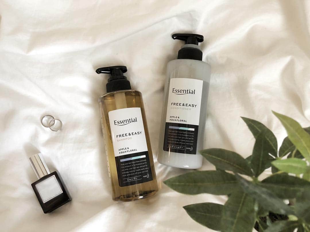 のインスタグラム：「.﻿﻿ 🌿🧴🛁﻿﻿ ﻿﻿ 男子は特にあるあるだと思うけど﻿﻿ 髪の毛をワックスでセットした日って﻿﻿ シャンプーが大変だよね🥺﻿﻿ ﻿﻿ 2回シャンプーしないと﻿﻿ 整髪料がとれないけど、﻿﻿ 髪に負担かかっていそうだし﻿﻿ 何より時間もかかる....﻿﻿ ﻿﻿ そんな悩みを解決してくれる﻿﻿ エッセンシャルのFREE&EASYを﻿﻿ いただきました💭🎁﻿﻿ @essential_jp﻿﻿ ﻿﻿ シャンプーは泡立ちが良くて﻿ 整髪料がスッキリ洗い流せるほど﻿ 洗浄力が強いのに﻿ キシまないのが特徴の商品です✨ ﻿ ﻿ トリートメントは﻿ サラサラに仕上げて﻿ 寝癖がつきにくくしてくれる商品なので﻿ まさに時短にもってこいです🐶﻿ ﻿ アップル&アクアフローラルの香りが﻿﻿ さわやかで癒されるよ🍏🧼﻿﻿ ﻿﻿ 女性ももちろん使えるので﻿﻿ 是非みなさんも使ってみてください🧴🥰﻿﻿ ﻿﻿ #エッセンシャル﻿﻿ #ワックス男子﻿﻿ #メンズシャンプー﻿﻿ #メンズヘア #ヘアスタイリング﻿﻿ #essential_PR﻿﻿」
