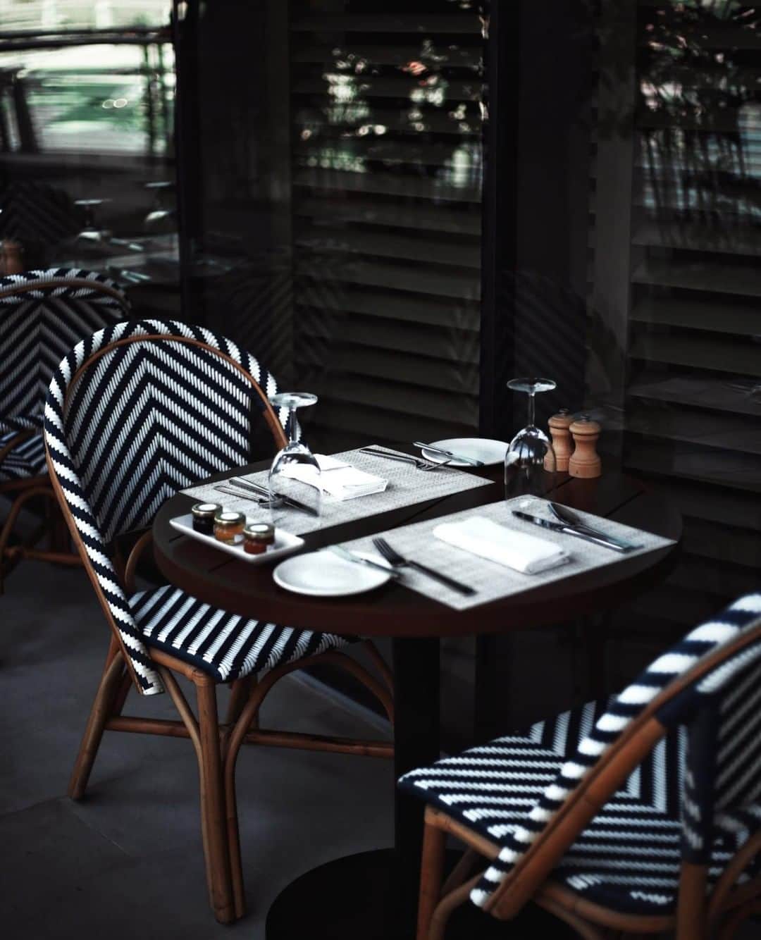 MR PORTERのインスタグラム：「Lunch is served 🍴⁣ -⁣ Photo by Mr @twistedcurlz at Style Council favourite, The @abudhabiedition #MRPORTERontheroad」