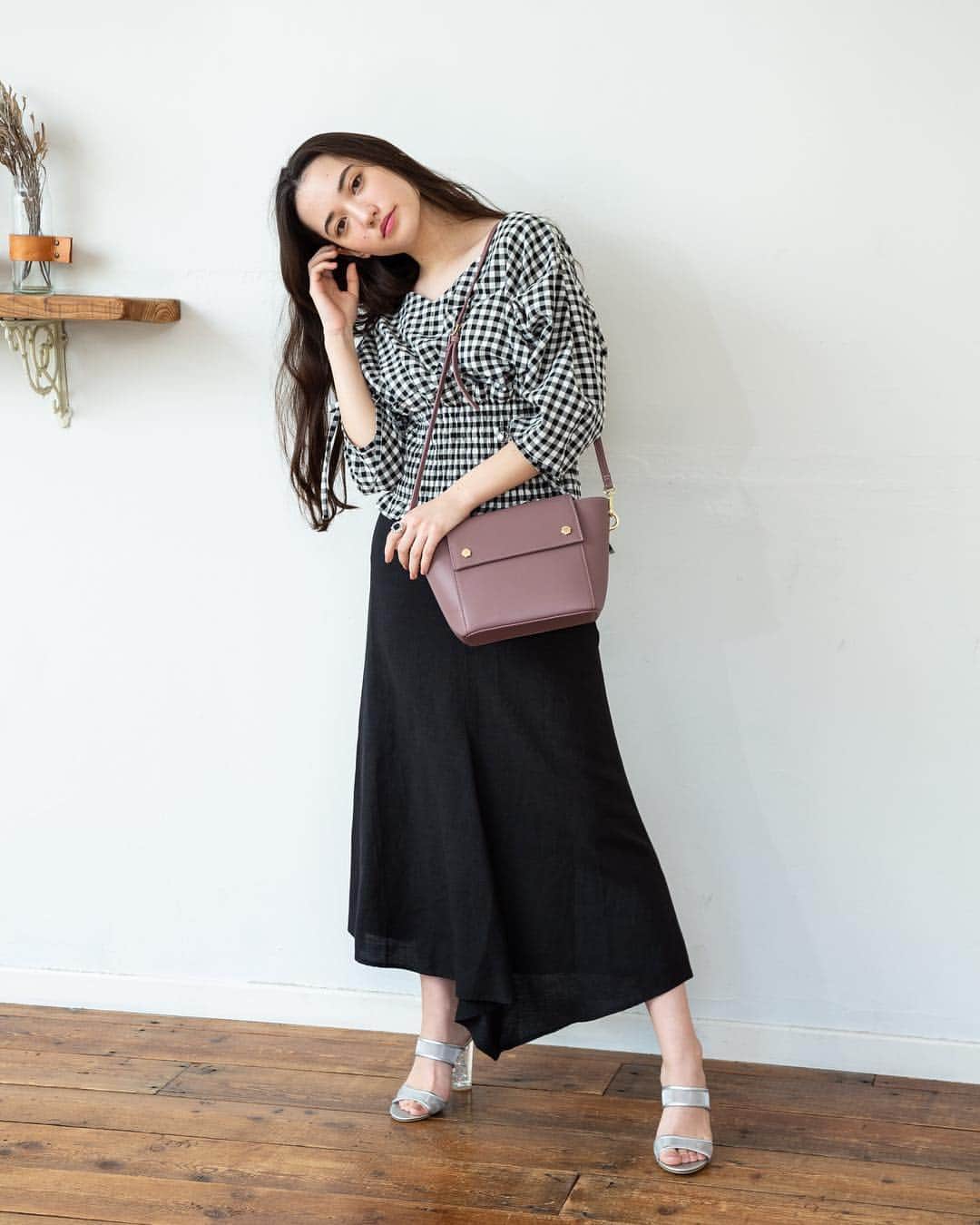 SMIRNASLI_officialのインスタグラム：「Leather Rivet Shoulder . SMIR NASLI から リアルレザーシリーズが登場❤︎ コンパクトで持ちやすい！ . . #smirnasli #ショルダーバッグ #サミールナスリ #leather  #bag」
