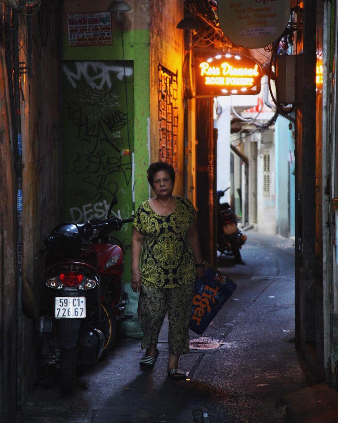 Shunsuke Miyatakeのインスタグラム：「A woman somewhere in Ho Chi Minh.」