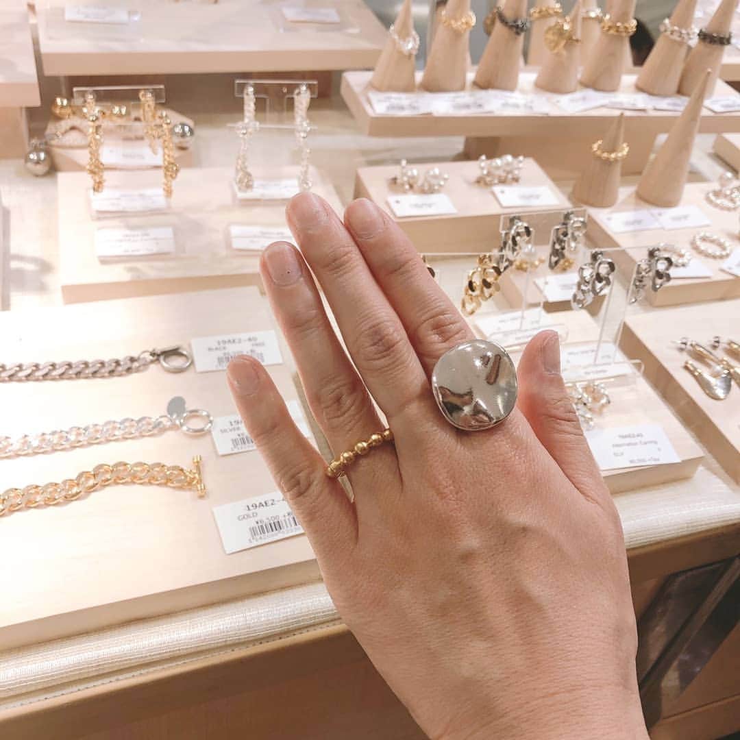 amigo.amigo.5205622さんのインスタグラム写真 - (amigo.amigo.5205622Instagram)「. ★#accessory　★. . @sayumikikuno ちゃんと 23日まで 池袋西武三階でやってる アクセサリーブランド @seadsmara の popupに行ってきたよー✨. デザインがとにかくオシャレ💍. どれも可愛いかったなー♪. 綺麗な @yuch1129　 さんに接客してもらい デザインナーの人にも会えて 嬉しかったー♡. 自分へのご褒美にお買い物できて幸せな一日でした✨. 大切にしよ😍. . . #seadsmara #アクセサリー #accessory #池袋 #ジュエリー#Jewelry #jewelrylover #popup  #池袋西武 #買い物 #買い物記録 #お買い物 #ikebukuro #ご褒美 #ご褒美ジュエリー  #自分へのご褒美  #指輪#ピアス #pierce#ring#イヤリング #shopping#shoppingday  #shoppings #ショッピング #HAPPY#happylife#おでかけ #mamalife」4月17日 19時55分 - amigo.amigo.5205622