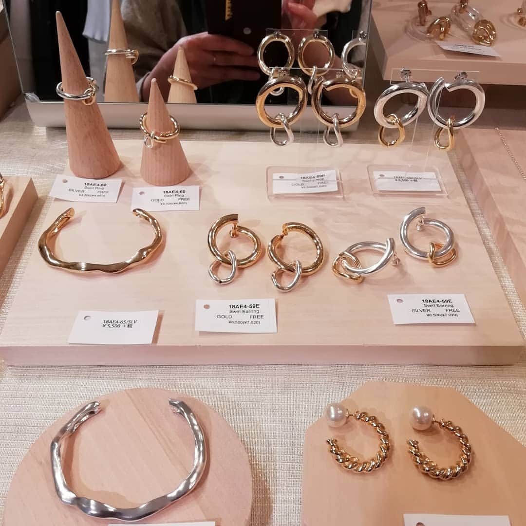 amigo.amigo.5205622さんのインスタグラム写真 - (amigo.amigo.5205622Instagram)「. ★#accessory　★. . @sayumikikuno ちゃんと 23日まで 池袋西武三階でやってる アクセサリーブランド @seadsmara の popupに行ってきたよー✨. デザインがとにかくオシャレ💍. どれも可愛いかったなー♪. 綺麗な @yuch1129　 さんに接客してもらい デザインナーの人にも会えて 嬉しかったー♡. 自分へのご褒美にお買い物できて幸せな一日でした✨. 大切にしよ😍. . . #seadsmara #アクセサリー #accessory #池袋 #ジュエリー#Jewelry #jewelrylover #popup  #池袋西武 #買い物 #買い物記録 #お買い物 #ikebukuro #ご褒美 #ご褒美ジュエリー  #自分へのご褒美  #指輪#ピアス #pierce#ring#イヤリング #shopping#shoppingday  #shoppings #ショッピング #HAPPY#happylife#おでかけ #mamalife」4月17日 19時55分 - amigo.amigo.5205622
