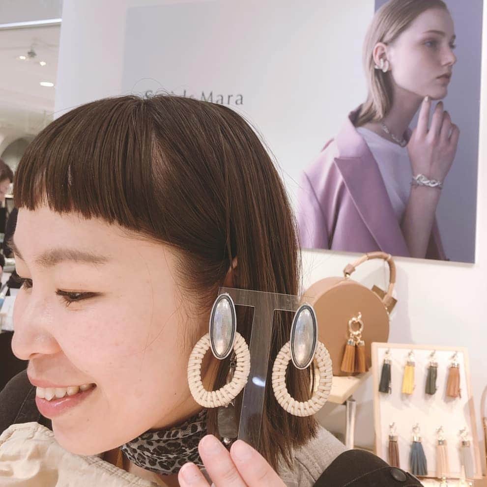 amigo.amigo.5205622さんのインスタグラム写真 - (amigo.amigo.5205622Instagram)「. ★#accessory　★. . @sayumikikuno ちゃんと 23日まで 池袋西武三階でやってる アクセサリーブランド @seadsmara の popupに行ってきたよー✨. デザインがとにかくオシャレ💍. どれも可愛いかったなー♪. 綺麗な @yuch1129　 さんに接客してもらい デザインナーの人にも会えて 嬉しかったー♡. 自分へのご褒美にお買い物できて幸せな一日でした✨. 大切にしよ😍. . . #seadsmara #アクセサリー #accessory #池袋 #ジュエリー#Jewelry #jewelrylover #popup  #池袋西武 #買い物 #買い物記録 #お買い物 #ikebukuro #ご褒美 #ご褒美ジュエリー  #自分へのご褒美  #指輪#ピアス #pierce#ring#イヤリング #shopping#shoppingday  #shoppings #ショッピング #HAPPY#happylife#おでかけ #mamalife」4月17日 19時55分 - amigo.amigo.5205622