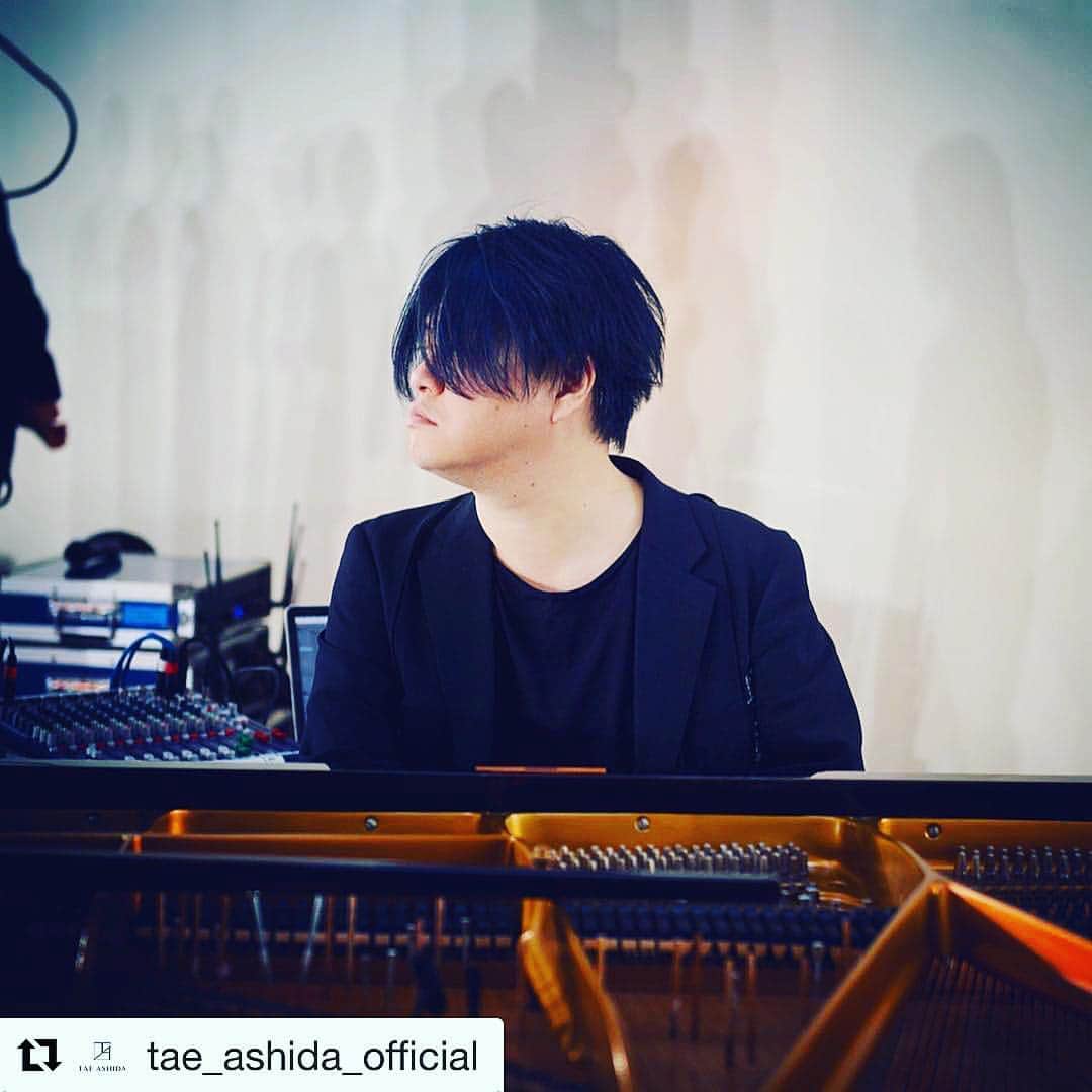 渋谷慶一郎のインスタグラム：「コンセプト協力もさせて頂きました。会場に流れる水の音、モデルの足音をマイクで拾って、プリペアードピアノも可能な限りアンプリファイドしてコンピュータも合わせて全て手元のミキサーに立ち上げてライブミックス、二回のショーとも違う音楽になってた。 #Repost @tae_ashida_official with @get_repost ・・・ . JUN ASHIDA AUTUMN WINTER COLLECTION 2019-2020 . amplify 現実の増幅 . ここにある現実を極限まで増幅したとき 違う現実が現れる By amplifying existing reality to the limit, A different reality appears. . #PRODUCER:#KojiTamura @tamchan69 #CREATIVEDIRECTOR:#KaieMurakami @kaie_murakami #LIVEPERFORMANCE:#KeiichiroShibuya @keiichiroshibuy #CASTING:#BobbieTanabe @bt77 #STYLIST:#TamaoIida @tamaoiida #HAIR:#JunGoto @jg510 #MAKEUP:#NobukoMaekawa @nobukomakeup #HajimeKoto #NATURAM @hajime_koto #HironobuTsujiguchi @htsujiguchi #FumikaAsada @fumijuillet #ARTDIRECTION:#TaeAshida @taeashida . #junashida #ジュンアシダ  #taeashida #タエアシダ #amplify #liveinstallation #fashion #tokyo #tokyocollection」