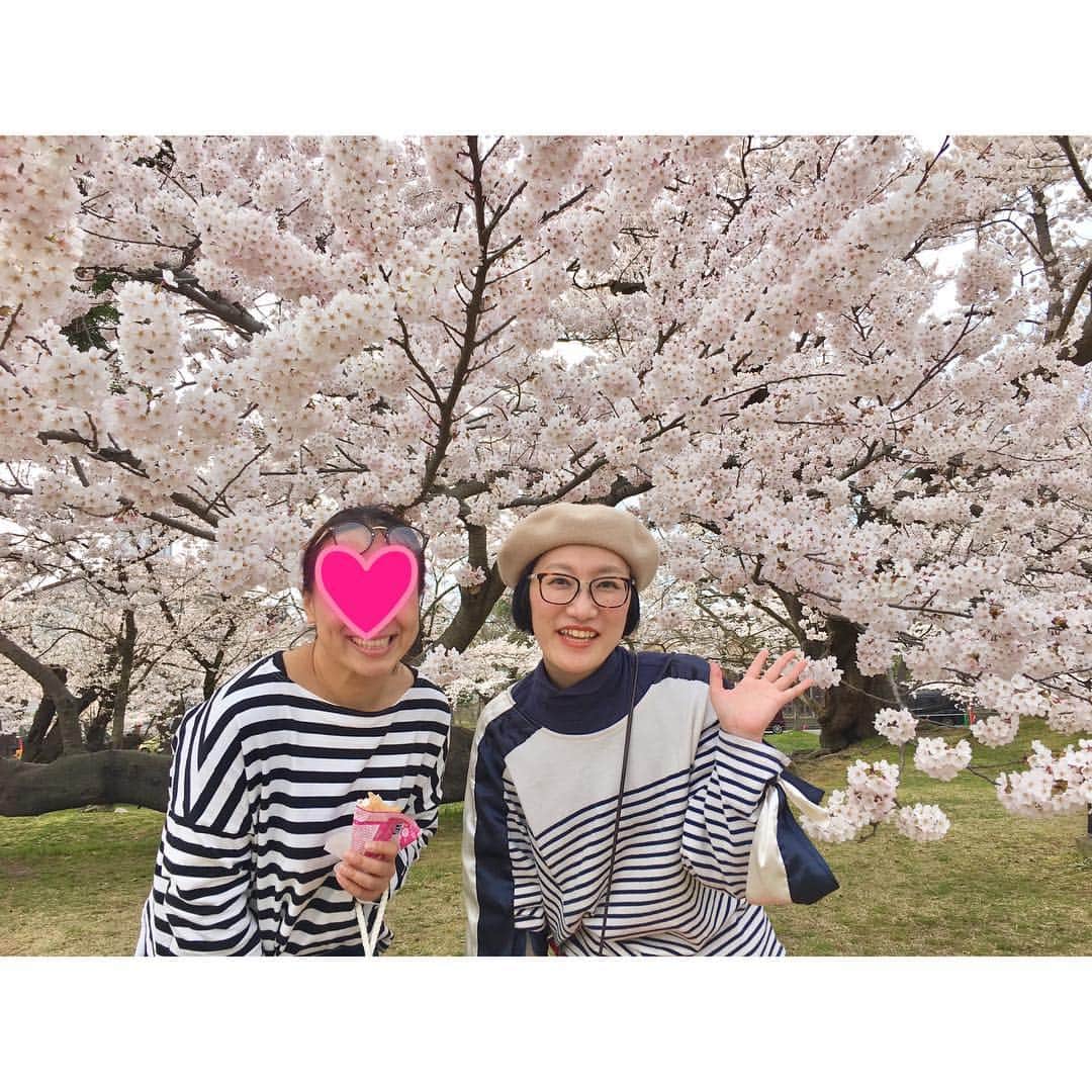 松浦志穂のインスタグラム：「駆け足帰省でしたが、たまたま地元が桜🌸満開👏思いがけず17年ぶり？！の地元花見🌸 ・ ①みきこ。高校時代部活が嫌で逃走した鶴岡公園のルートを思い出しながら☺️ ②大山公園の桜。 ③太平山へ登り途中母。ど森。10分もあれば登れる小高い丘くらいの所だけど途中を写真に撮ってみたらど森。ど山。 ④下池をバックに。 ⑤大山公園は木蓮も満開 ⑥⑦鶴岡公園🌸 ⑧出店も出る鶴岡公園の花見なんてマジ北高ぶり ⑨鶴岡公園の丘の向こうにも桜の群れ🌸 ⑩鶴岡満開🌸 ・ 北高の同級生に偶然3人も会った☺️後輩にも会った☺️良い偶然が重なる帰省✨🙏✨ ・ #大山公園  #鶴岡公園 #山形県鶴岡市 #山形県鶴岡市大山  #鶴岡桜まつり  #桜満開」