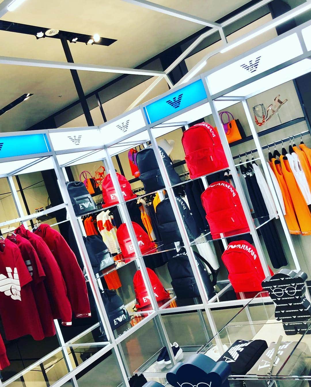 MOREさんのインスタグラム写真 - (MOREInstagram)「『EMPORIO ARMANI 青山店』がゲームセンターに変身⁉︎🎮🕹 4/18(木)〜4/28(日)の期間限定で、『EMPORIO ARMANI 青山店』でポップアップイベント「EMPORIO ARMANI EAGLE ARCADE」が開催されます👾 店内には実際にロードバイクを運転するバイクゲームや、カプセルトイマシン、クレーンゲームなど、懐かしくて楽しい仕掛けがいっぱい🥳🥳🥳 店頭で顧客登録をするだけで、これらのゲームを楽しめるそう。表参道のど真ん中にある『EMPORIO ARMANI』に入るのは勇気がいるな……という20代女子が、気軽に楽しむチャンス🦅🌟デートやお仕事帰りにぜひ！／ライターみかりん . #eaglearcade #イーグルアーケード #EMPORIOARMANI #エンポリオアルマーニ #青山 #表参道 #moremagjp #MORE #デイリーモア #fashion #ファッション」4月17日 19時57分 - moremagjp