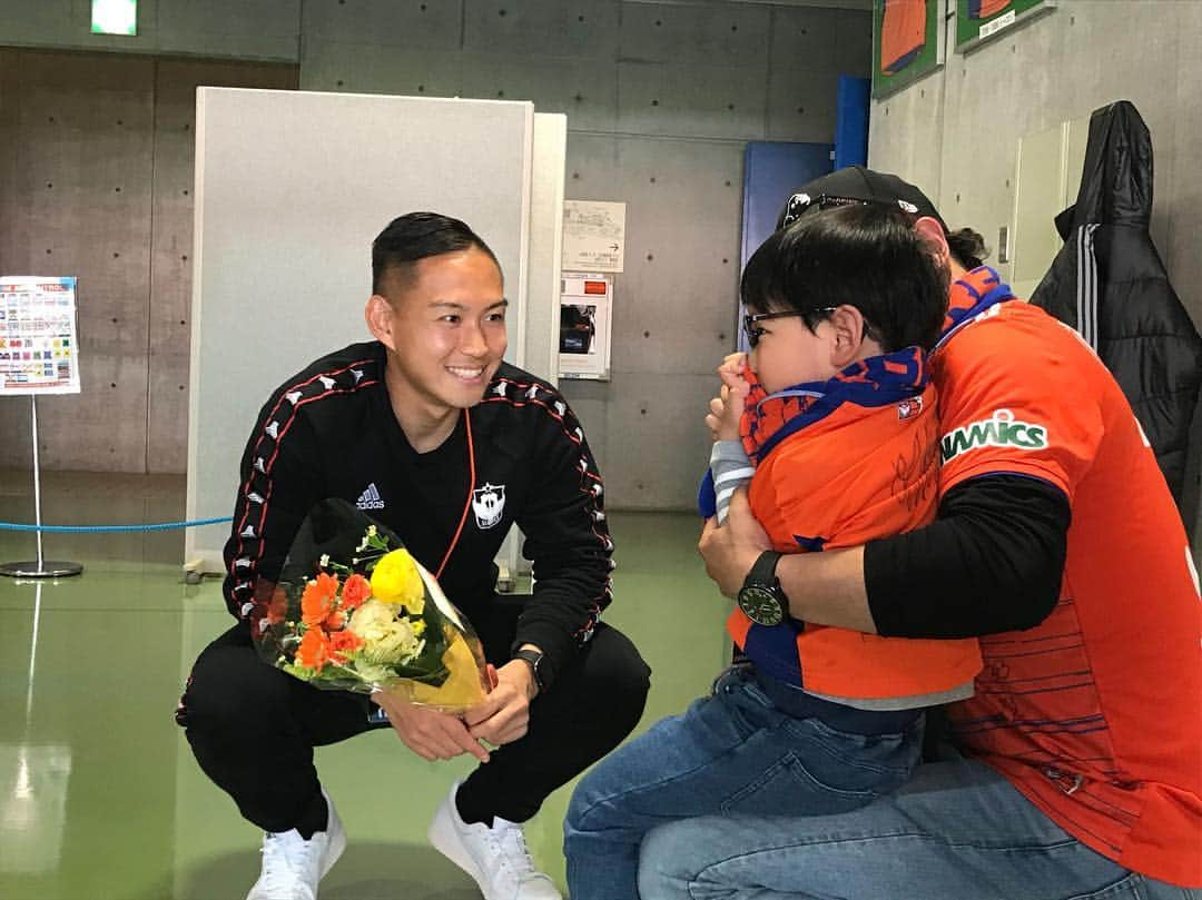 早川史哉さんのインスタグラム写真 - (早川史哉Instagram)「モンテディオ山形戦前のふみぞーシートの様子。 子どもたちとの交流からたくさんの笑顔、パワーをもらっています！  #ふみぞーシート  #ふみぞースマイル」4月17日 19時58分 - fumizo_official