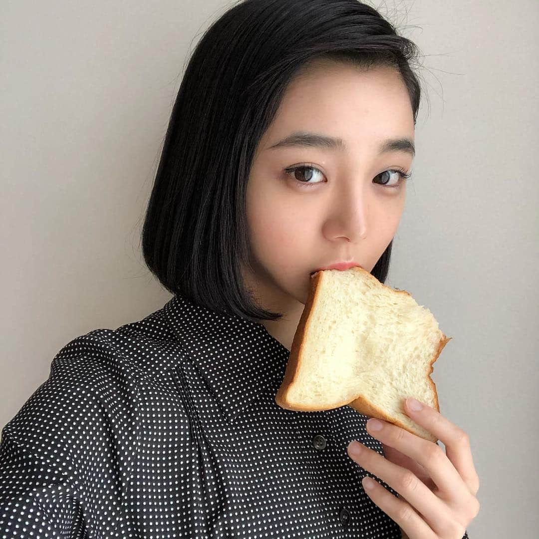 愛甲ひかりさんのインスタグラム写真 - (愛甲ひかりInstagram)「🍞 朝起きたらお団子できる長さに髪のびてほしい😟」4月17日 20時06分 - hikarieee