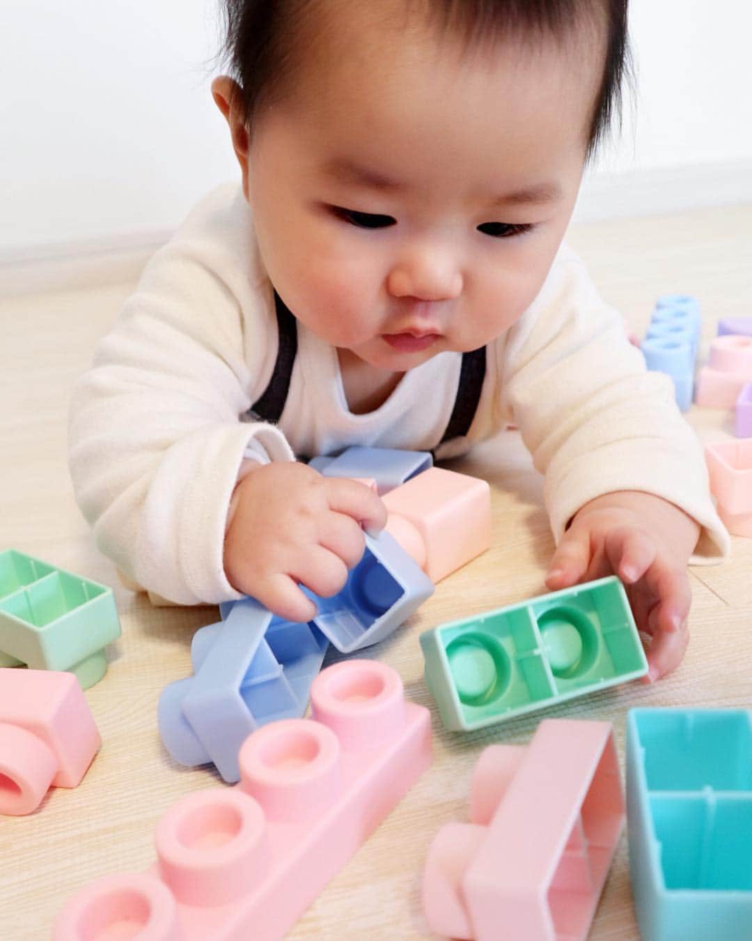 河内麻沙美さんのインスタグラム写真 - (河内麻沙美Instagram)「#blocks 👶🏻 . . 最近おもちゃに興味を持ち始めたRIKU☺️💕 . このブロックは赤ちゃんでも遊べるように柔らかい素材で、舐めても大丈夫🙆‍♀️ 熱湯消毒もできるよ🙌 . でも遊んでてもすぐにLILIに横取りされる🙄 そのうち取り合いするんだろうな〜😂💦 .  #denatoys#HASHTAGKIDZ#Wonchi」　#babyluxjapan#babyluxjp#srstudio#RIKU#おもちゃ#ブロック#赤ちゃん#成長記録#赤ちゃんのいる生活#ベビー#男の子#親バカ部#ママリ#コドモノ#ベビフル#ベビリトル#コドモダカラ#コノビー#イットママ#0歳#baby#mama#instababy#ig_baby#mamanokoカメラ部#mamagirl」4月17日 20時06分 - masamikouchi