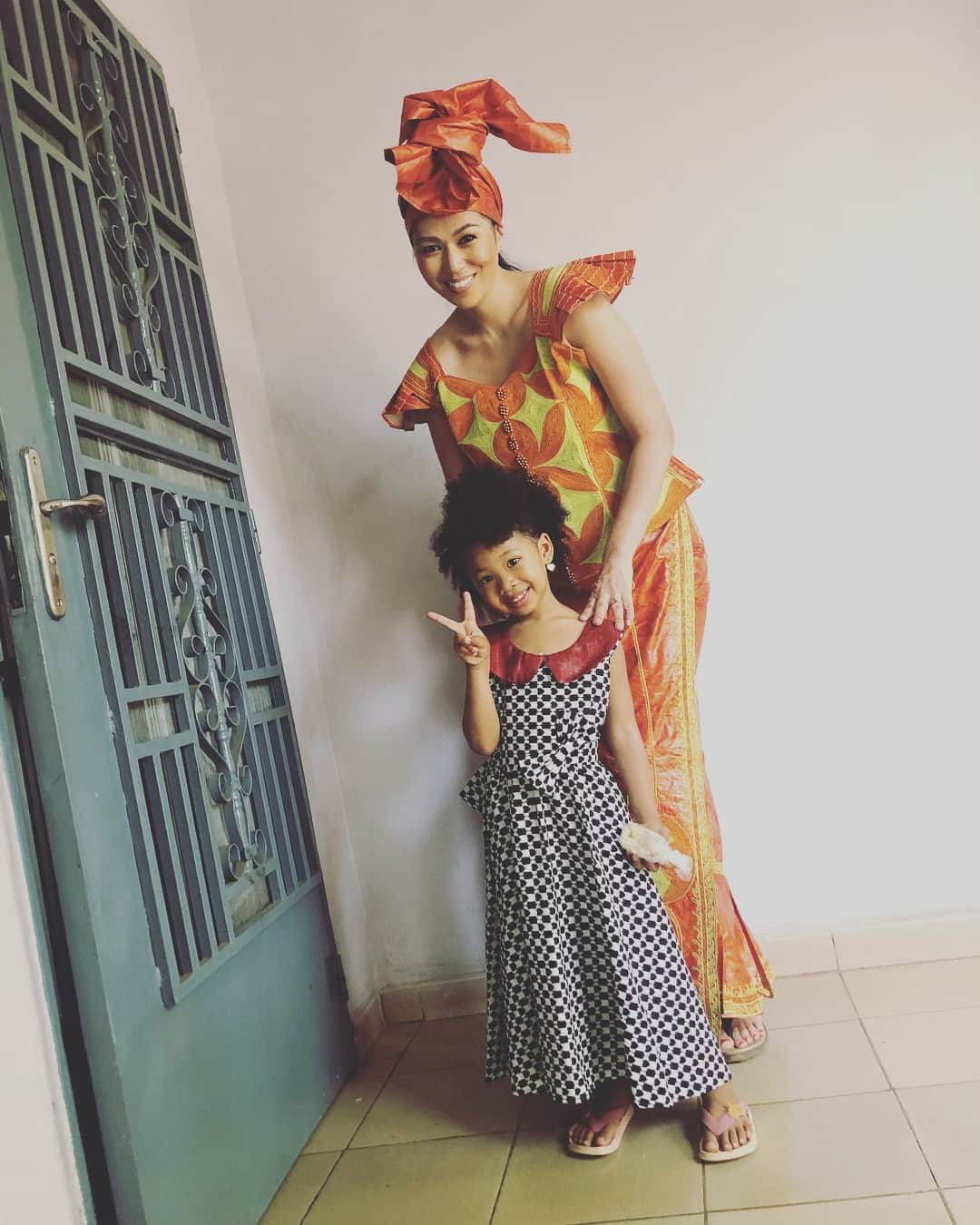 中鉢明子さんのインスタグラム写真 - (中鉢明子Instagram)「🇲🇱#motheranddaughter #bazin #africandress #mali #africa #fashion」4月17日 20時06分 - akiko_harlem