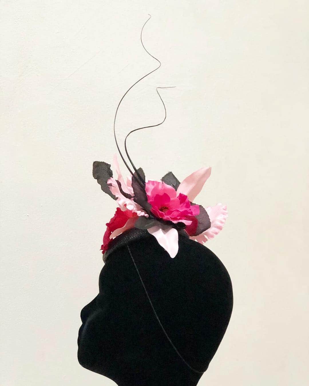 ピアーズアトキンソンさんのインスタグラム写真 - (ピアーズアトキンソンInstagram)「#springblooms 🌱 signature floral arrangements by #piersatkinson | Hand-curled ostrich quills with fuchsia and baby pink silk orchids 🌸🌺 | #couture #bespoke #floral #springtime #hat #chapeaudujour #👒」4月17日 20時08分 - piersatkinson