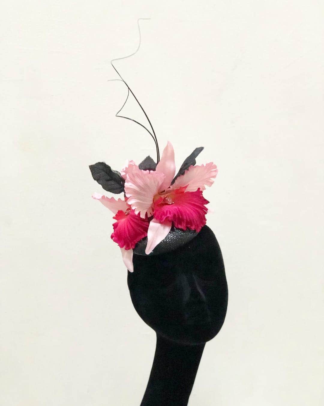 ピアーズアトキンソンさんのインスタグラム写真 - (ピアーズアトキンソンInstagram)「#springblooms 🌱 signature floral arrangements by #piersatkinson | Hand-curled ostrich quills with fuchsia and baby pink silk orchids 🌸🌺 | #couture #bespoke #floral #springtime #hat #chapeaudujour #👒」4月17日 20時08分 - piersatkinson