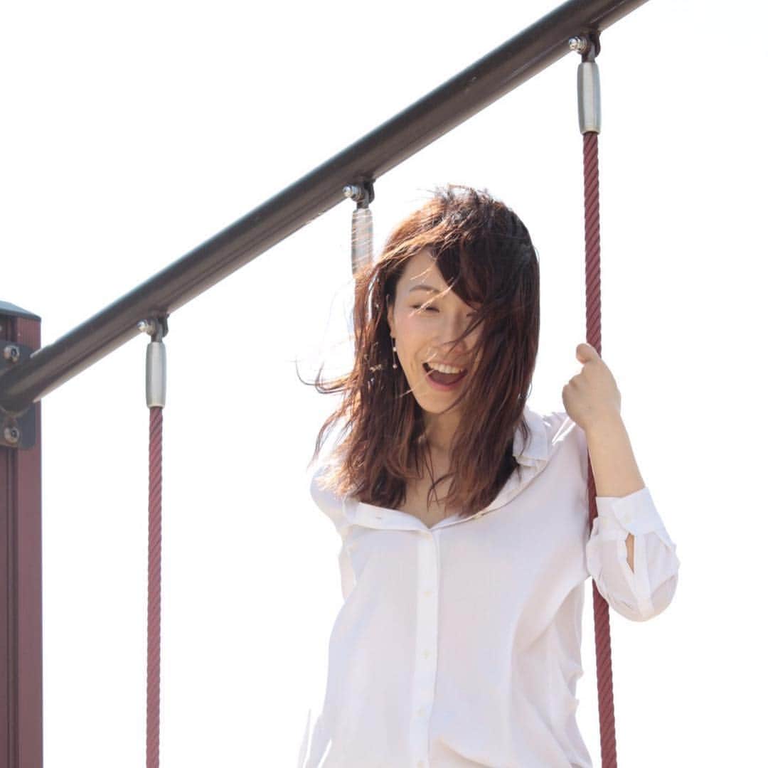 平川はる香のインスタグラム：「. 作品撮り〜、作品撮り〜🥰✨ 春らしく白シャツ☺︎ 素敵に撮っていただき感謝です😌 . やっぱり春生まれのはる香は春が好きです。 舎人公園、まだ桜が残ってて、お天気もすごくよくて、ロケ日和で最高でした👏 . 次は夏に......🏖 . . . #春夏秋冬作撮りシリーズ#春の作撮り #作品撮り#作品撮りモデル#shooting#model#spring#白シャツ#舎人公園」