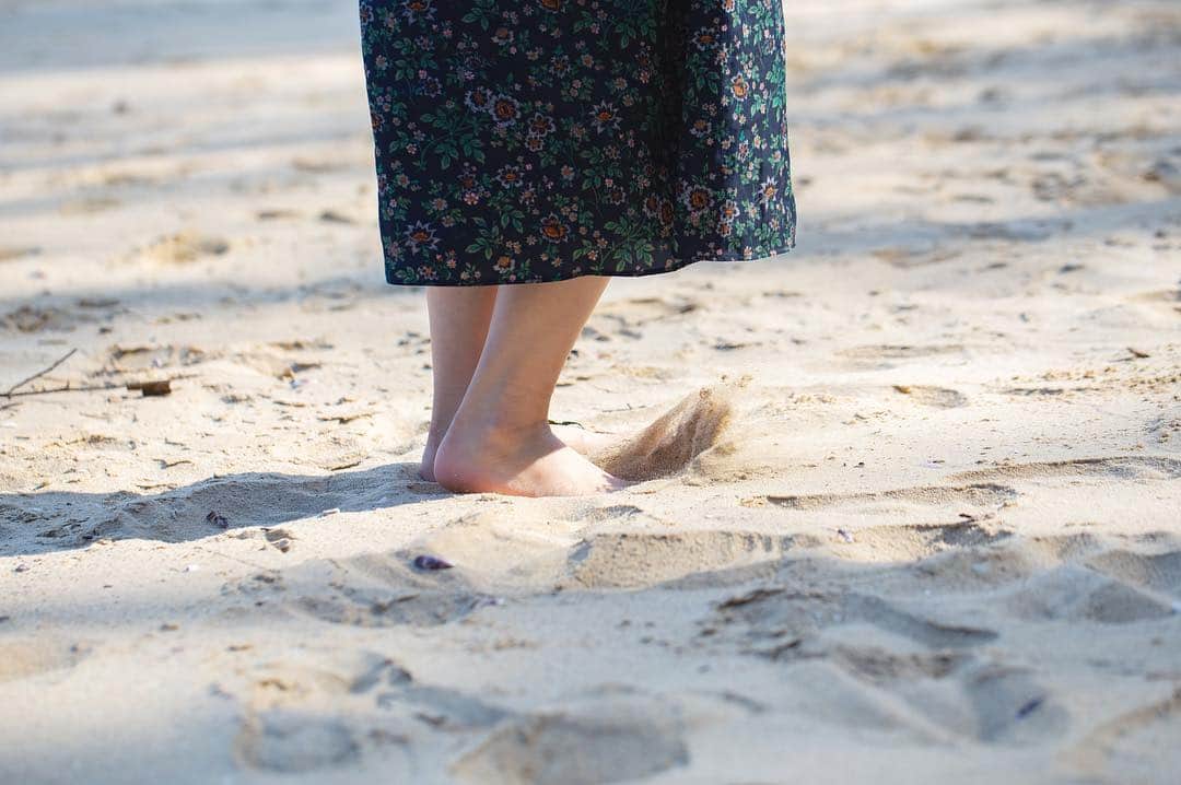 東北女子さんのインスタグラム写真 - (東北女子Instagram)「. 會發出聲音的沙子：#鳴り砂 . 踩踏時，發出擦擦聲的沙子稱作鳴沙。 以石英為主要成分，由於有一點雜物跑進去就不容易出聲，因此這種沙子被認定為天然紀念物喔👍 . #十八鳴浜 📍交通：從氣仙沼開車25分鐘 . ✨#東北女子玩氣仙沼大島 .  #東北女子 #東北女子travel #日本東北 #東北 #宮城 #氣仙沼 #気仙沼 #日本自駕 #東北旅行 #東北旅遊 #日本海邊 #行くぜ東北 #春の東北インスタキャンペーン #海」4月17日 20時11分 - tohoku_girl_official