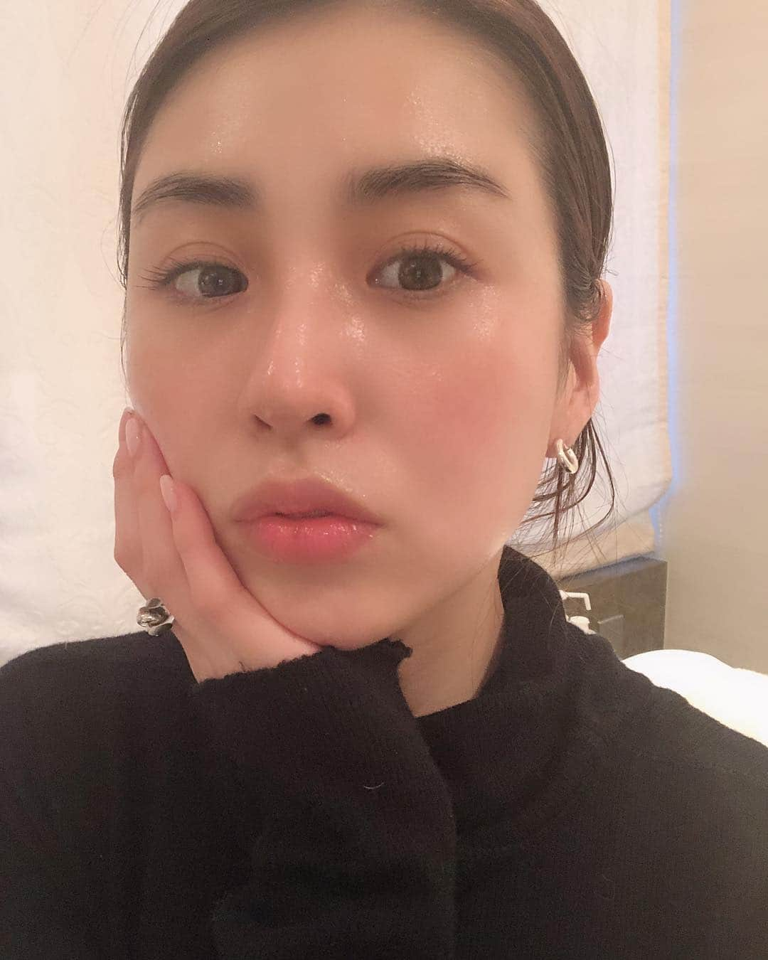 小澤名代さんのインスタグラム写真 - (小澤名代Instagram)「La Mariageの幹細胞エステ💆‍♀️✨ トゥルトゥル肌になりました♡ デコルテから背中までしっかりマッサージをしてもらえたので、とっても気持ちいいし、かなり顔が引き上がってびっくり！ すっぴんでも目が覚め大きくなりました💗  #lamariage #facialtreatment #beautycare #facialaesthetics #beautytime #selfie #beautysalon #lamariage表参道 #小顔 #幹細胞 #幹細胞エステ #ヒト幹細胞 #小顔フェイシャル #小顔マッサージ #すっぴん #トゥルトゥル肌 #美肌ケア #エステ #ヒト由来幹細胞培養液フェイシャル #乾燥肌対策 #保湿 #美肌目指す #スキンケア #アンチエイジング #エイジングケア #美肌 #美容情報」4月17日 20時11分 - ozawanayo