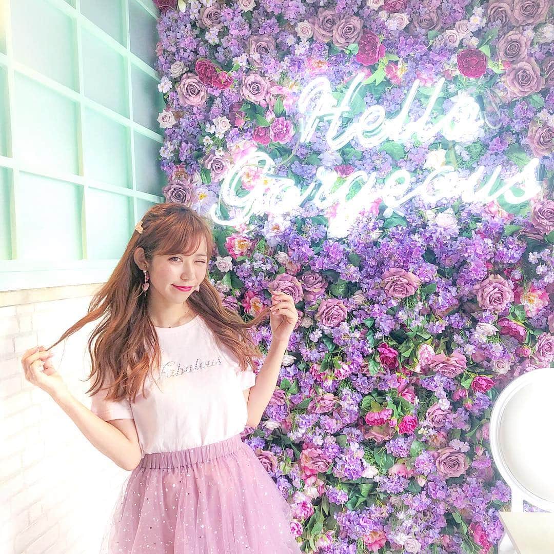 tomomi ❤︎ よしはしともみ ❤︎さんのインスタグラム写真 - (tomomi ❤︎ よしはしともみ ❤︎Instagram)「. . オーストラリア🇦🇺シドニーでカフェ巡りした日☕️💕 . 可愛いカフェには可愛いヘアアレンジで🎀  いつもあたしがしているふんわりgirlyヘアスタイル💭  超簡単なヘアアレンジだよ〜✔️ ヘアアレンジの動画も載せてみたから見てみてね🕊🌸💓 (動画載せるの初めてで若干緊張w) . 仕上げにはリーゼの "3Dウェーブフォーム"を使ってるよ👱🏻‍♀️👙 フォームなんだけどベタ付かなくてあたしが よくやるゆるめウェーブ巻きにはぴったりなんだ〜🎠🌷 . #liese #hair #hairstyle #girlystyle #リーゼ #ヘアスタイリング #ヘアスタイル #ヘアアレンジ #髪チャレ #リーゼ_広告」4月17日 20時17分 - tomomi_yoshihashi