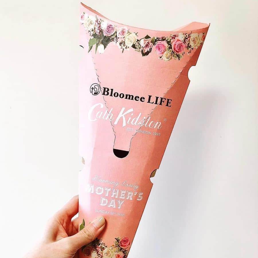 Bloomee LIFEさんのインスタグラム写真 - (Bloomee LIFEInstagram)「・ 最初に届いたのが誕生日🌹✨ パッケージがキャスキットソンとのコラボでめちゃくちゃ可愛い😍💗 次はどんなお花が届くか楽しみです( ✿˘︶˘✿ ).｡.￼ ♬*゜ ・ Special Thanks Photo by⠀ @shuikumama @mybonheur_1213 ・ お誕生日の日にお届けできて嬉しく思います♡ 期間限定パッケージ、皆さんに大好評を頂いております♡ ラナンキュラスの光沢のある花びらがとても華やか。 キラキラと咲く姿が春を感じさせてくれます🌹 ・ 現在母の日に向けて、🇬🇧Cath Kidston🇬🇧と母の日キャンペーンを開催中💐 今登録するとCath Kidstonデザインの期間限定パッケージでBloomee LIFEのお花が届くかも？！ ・ また、豪華プレゼントが当たる投稿キャンペーンも実施中🎉 --- ありがとうの気持ちを、お花のお便りで。 --- Bloomee LIFEではお母さんへのありがとうの気持ちを「お花のお便り＝#ママラブレター 」でお届けします💌 素敵な#ママラブレター をご投稿してくださった方の中から抽選で 【合計100本のカーネーションブーケ🌹】をペア5組10名様にプレゼント🎁 ・ 詳しくは下記をチェック👌 ↓↓↓ ・ 💓母の日を想う全ての人に感動を💓 5月12日は母の日。 Bloomee LIFEは、あなたの大切なお母さんへの想いを「お花のお便り」でお運びします💐 ・ ■プレゼント：投稿キャンペーンに参加した方の中から抽選で、ペア5組10名様に【合計100本のカーネーションブーケ🌹】をプレゼント！ ペアで貰えるからお母さんと2人でお花を楽しむことができます☺️ ■参加方法： ①@bloomeelife をフォロー ②赤いカーネーションの画像 または Cath Kidston母の日限定ボックスの画像を用意 ③#ママラブレター #bloomeelife を付けてテーマに沿ったエピソードを投稿 ■投稿テーマ：投稿テーマは期間によって異なります👌 第1弾：《4/12-4/22》普段伝えられないお母さんへの感謝の気持ち 第2弾：《4/23-5/2》お母さんの好きなところ 第3弾：《5/3-12》お母さんと一緒にしたいこと ・ 当選者の方にはbloomee LIFE 公式アカウントよりDMにてご連絡させていただきます💌 ・ #bloomeelife#ブルーミーライフ#キャスキッドソン#母の日#母の日プレゼント#カーネーション#母の日ギフト#花のある生活#花好きな人と繋がりたい#おうち時間#花部#花写真#花のあるくらし#花のある暮らし#花が好き#花を飾る#暮らし#暮らしを楽しむ#日々の暮らし#お花のある暮らし#ガーベラ#ラナンキュラス#ラナンキュラス好き#スイートピー#春の花束#ガーベラブーケ#ちょっとした贅沢#パッケージ#香りのある暮らし」4月17日 20時27分 - bloomee