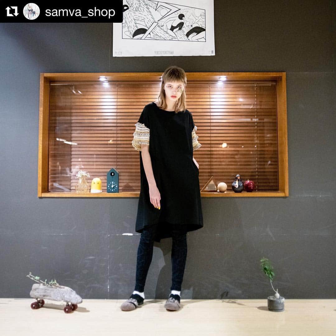のインスタグラム：「information💁‍♀️. . . . 限定5着🤩 . コットンやリネンで編み上げたサマーニットスリーブが 可愛いシルエットのワンピースとスペシャルな一枚になりました！ STOFさんとのコラボ情報解禁です💓  お洗濯はネットに入れてね✅  #Repost @samva_shop with @get_repost ・・・ STOFです。  SMALLCIRCLE BYESTOF、まわりのクリエイターとコラボレーションしていくSAMVA限定ラインの記念すべき第一弾は、an/eddy @knitchihiro とコラボレーションしたKNIT SLEEVE MODS ONEPIECEです。  STOF定番のモッズワンピース。限定5着すべてに一点一点違うan/eddyのスリーブがついています。  19日から、SAMVA店頭に並ぶので是非見に来てください。  #STOF #SAMVA #aneddy #comingsoon#summerknit」