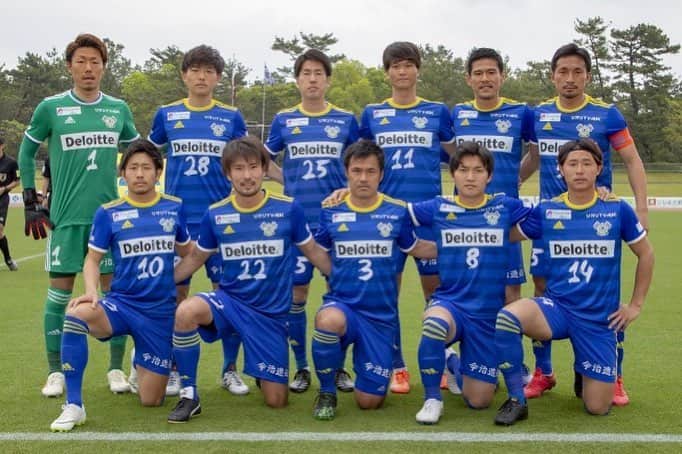 のインスタグラム：「勝利！ ． アウェー戦、テゲバジャーロ宮崎に勝ちました！ ． アウェーは引き分けが続いてましたが、ようやく勝つことが出来ました！ ． といってもわたくしは出場しておりませんが。。 ． FC今治ひ負けなしで進んできてるけど、3回引き分けと勝ち点が伸びてませんでした。 ． また今年は絶対王者ホンダFCが2敗しているということもあり、 ． JFLは混戦になっています。まぁまだ始まって5試合ですが。 ． そんな中、去年からの好調を維持しているのがFC大阪、ソニー仙台ですね。 ． その2チームとアウェーで引き分けと考えればFC今治としてもこの開幕からの5試合。 ． 悪くないスタートなのかなぁと考えています。 ． 次は、1週間あくんで4月28日ホームゲーム、鈴鹿アンリミテッド。 ． 再びみなさんの力で勝ちましょう！ ． 最後の2枚の写真は娘から。 ． 夕方からのトレーニング（リハビリ）やったので帰ったら娘は寝てましたが、その際置きリンゴをメッセージ付きでしてくれてました。 ． この感情はなんともいえませんね。 ． 嬉しい。。 ． リンゴおいし！ ． 頑張ろ！ ． #fc今治  #勝利 ． #リハビリ  #復活へ  #娘に感謝  #真っ直ぐ育ててくれて #妻に感謝」