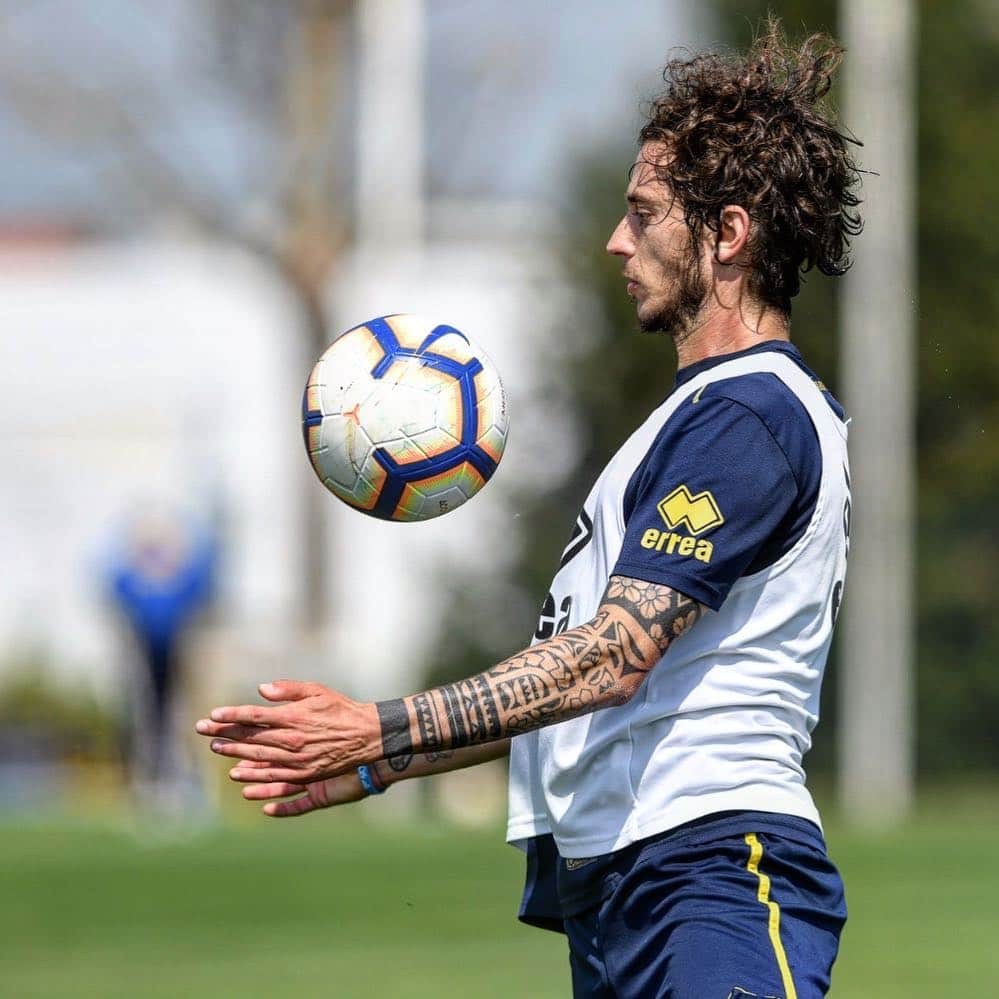 のインスタグラム：「Training time 👀 #parmacalcio #bepositive #J #33」