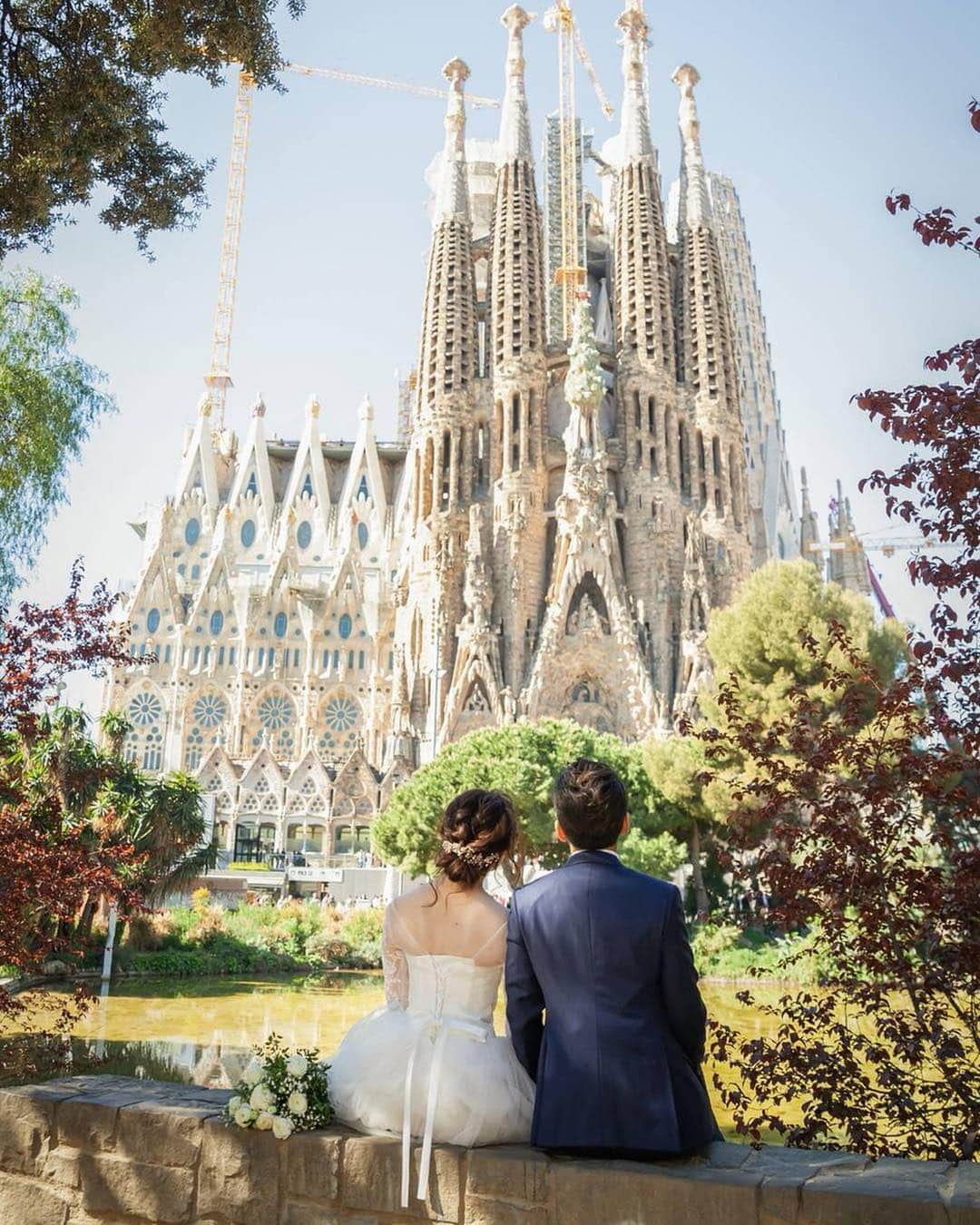 丸山美咲さんのインスタグラム写真 - (丸山美咲Instagram)「________________ 【wedding nail👰🤵】 サグラダファミリアを背景にウエディング写真。 手元は白フレンチ(2枚目)をお供に。 写真まで見れてもう感激😍😍 ずっと通ってくださっている大好きなお客様。 ネイルは脇役なんだけど女性にとって指先から 受ける幸せや満足度というのはそれはそれは 大きなもので、 大切な節目節目のネイルを担当させてもらえて、 振り返ってなんだかジーーーーン😭💕 あぁ綺麗だ 嬉しいな、幸せ💕  前側からのお写真も死ぬほど可愛かったんですけどね、そっちはこっそり楽しみます😁  私は自分のブライダルネイルがはじめて行ったサロンで、ネイルもよくわかっていない時で、 作ってもらっている途中で好きじゃないなって 思ったけどでも言えなくて、今だに心残りで。  ネイルって完全手作り。 手作りのモノって作り手の「気」が絶対乗るから。 ブライダルネイルを担当させて頂くときは 本当に気持ちを込めて作ります。 一生に一度。 . いい仕事だ、ネイリスト😊♡ . . .  #スペイン#spain🇪🇸 #サグラダファミリア #ブライダルフォト#ブライダルネイル#nail#bridalnail#ガウディ」4月17日 20時22分 - micheline_nail