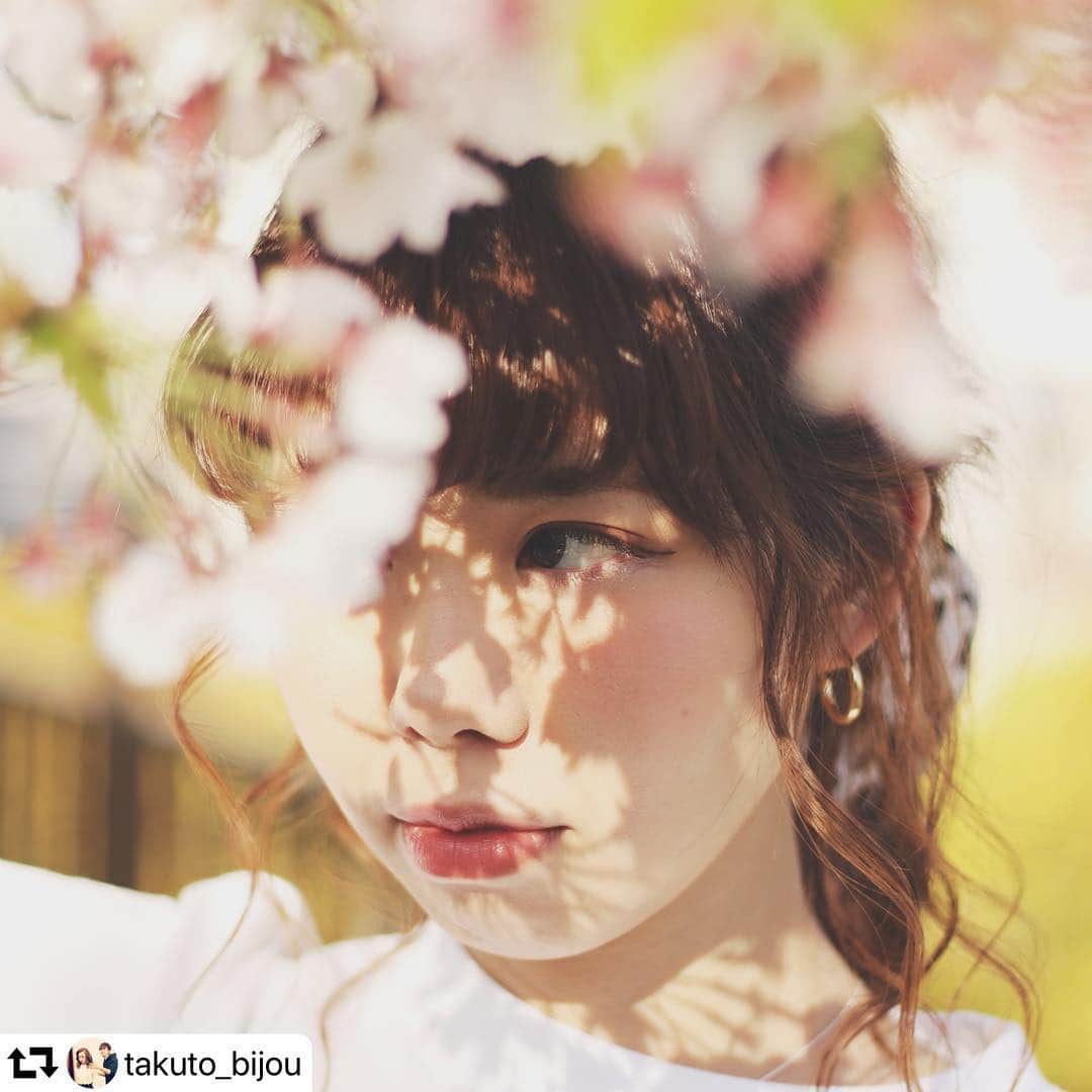 THROW 【スロウ】さんのインスタグラム写真 - (THROW 【スロウ】Instagram)「#repost @takuto_bijou ・・・ ✂︎ 桜×ガール🌸🍃 . . .  #bijou #スカーフヘアアレンジ #桜ヘアー #ヘアメイク #ヘアアレンジ #バンダナアレンジ #簡単ヘアアレンジ  #サロンスタイル  #ゆるふわ #インナーハイライト #インナーカラー #アクセサリーカラー  #スロウカラー #作品撮り #撮影モデル募集中 #外国人風カラー #透明感カラー #神戸美容師 #花隈美容師 #神戸美容室 #元町美容室 #花隈美容室 #神戸カフェ #神戸カフェ巡り #元町カフェ #神戸サロモ #フォロー」4月17日 20時24分 - throwcolor