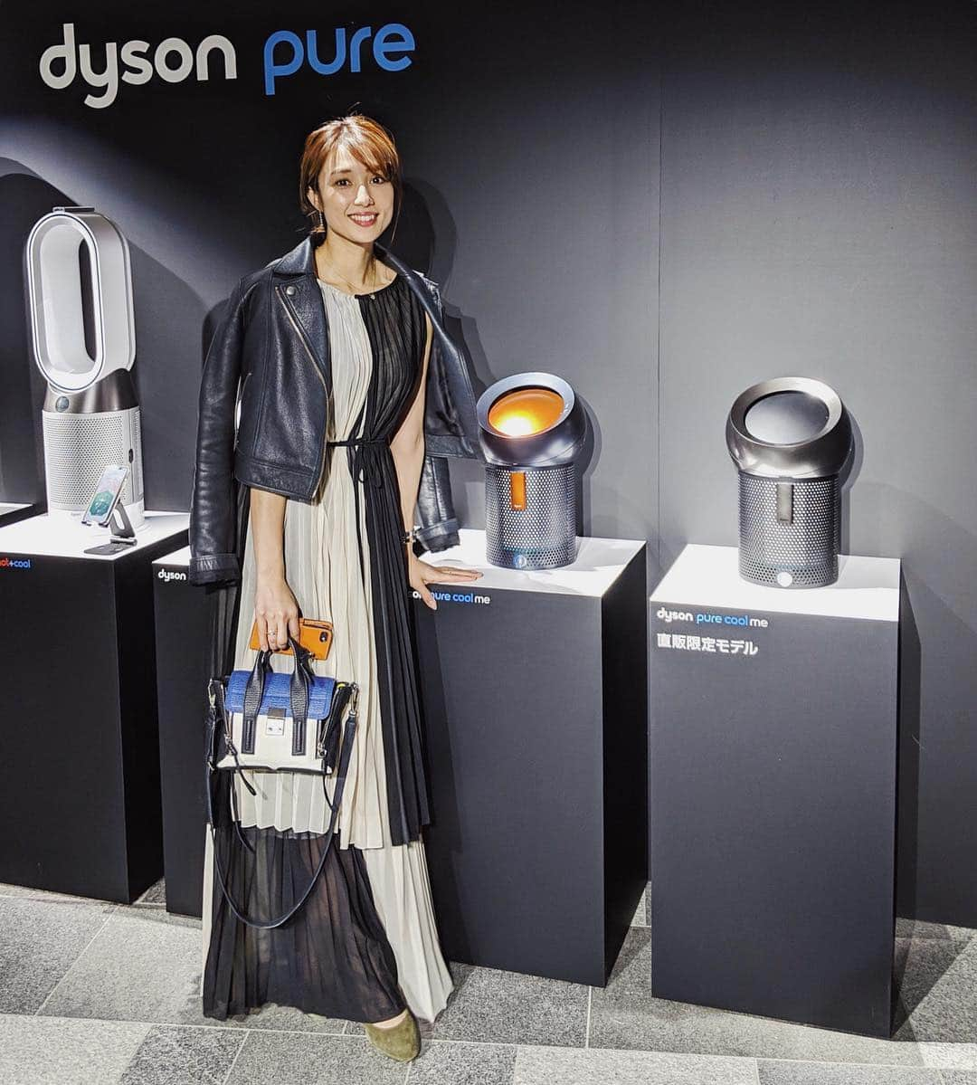 広瀬未花さんのインスタグラム写真 - (広瀬未花Instagram)「本日は @dyson より4/17日新発売の 《Dyson Pure Cool Me》 “パーソナル空気清浄ファン” の発表会にご招待頂きました♬ ・ ダイソン独自のフィルター技術と 新しいテクノロジーを搭載し、清浄されたクリーンな風を生みだす空気清ファンなのです✨ ・ 発表会では、実生活でpure cool meがどんな効果を発揮するのかをシーン別にご提案してくれていましたよ！ ・ ・ キッチン、メイクルーム、オフィス、リビング、ベッドルームなど 普段何気なく生活を送る室内スペースですが、(場所にもよりますが)実は、室内では屋外の7倍ほど有害物質が空気中に浮遊していると、ある研究結果でわかっているそうです。 ・ 私なワンちゃんもいるので特に室内環境は気になりますが、 pure cool meはニオイはもちろん 、ホコリやアレル物質まで様々な目に見えない汚染物質を捕らえて綺麗な空気を届けてくれるから、 とっても頼もしい❤︎ デザインもシンプルで好きだなぁ。 ・ ・ ますます Dyson lover な私でした❤️ ・ 4/17日発売開始予定☺︎ ・ ・ ・ jacket/ @alexanderwangny  dress/ @beautifulpeople_officialsite  bag/ @31philliplim  iPhonecase/ @bonaventura.official ・ ・ ・ ・ #dysonhome #Dysonpurecool #new #science #technology #ダイソン #新商品発表会 #ダイソンラバー」4月17日 20時24分 - micahirose