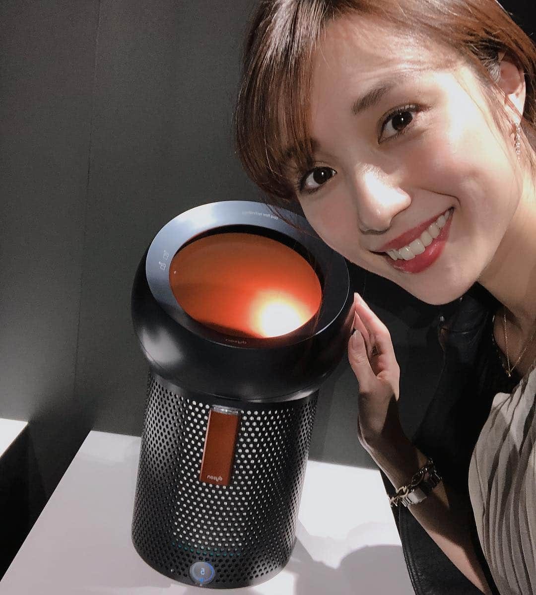 広瀬未花さんのインスタグラム写真 - (広瀬未花Instagram)「本日は @dyson より4/17日新発売の 《Dyson Pure Cool Me》 “パーソナル空気清浄ファン” の発表会にご招待頂きました♬ ・ ダイソン独自のフィルター技術と 新しいテクノロジーを搭載し、清浄されたクリーンな風を生みだす空気清ファンなのです✨ ・ 発表会では、実生活でpure cool meがどんな効果を発揮するのかをシーン別にご提案してくれていましたよ！ ・ ・ キッチン、メイクルーム、オフィス、リビング、ベッドルームなど 普段何気なく生活を送る室内スペースですが、(場所にもよりますが)実は、室内では屋外の7倍ほど有害物質が空気中に浮遊していると、ある研究結果でわかっているそうです。 ・ 私なワンちゃんもいるので特に室内環境は気になりますが、 pure cool meはニオイはもちろん 、ホコリやアレル物質まで様々な目に見えない汚染物質を捕らえて綺麗な空気を届けてくれるから、 とっても頼もしい❤︎ デザインもシンプルで好きだなぁ。 ・ ・ ますます Dyson lover な私でした❤️ ・ 4/17日発売開始予定☺︎ ・ ・ ・ jacket/ @alexanderwangny  dress/ @beautifulpeople_officialsite  bag/ @31philliplim  iPhonecase/ @bonaventura.official ・ ・ ・ ・ #dysonhome #Dysonpurecool #new #science #technology #ダイソン #新商品発表会 #ダイソンラバー」4月17日 20時24分 - micahirose