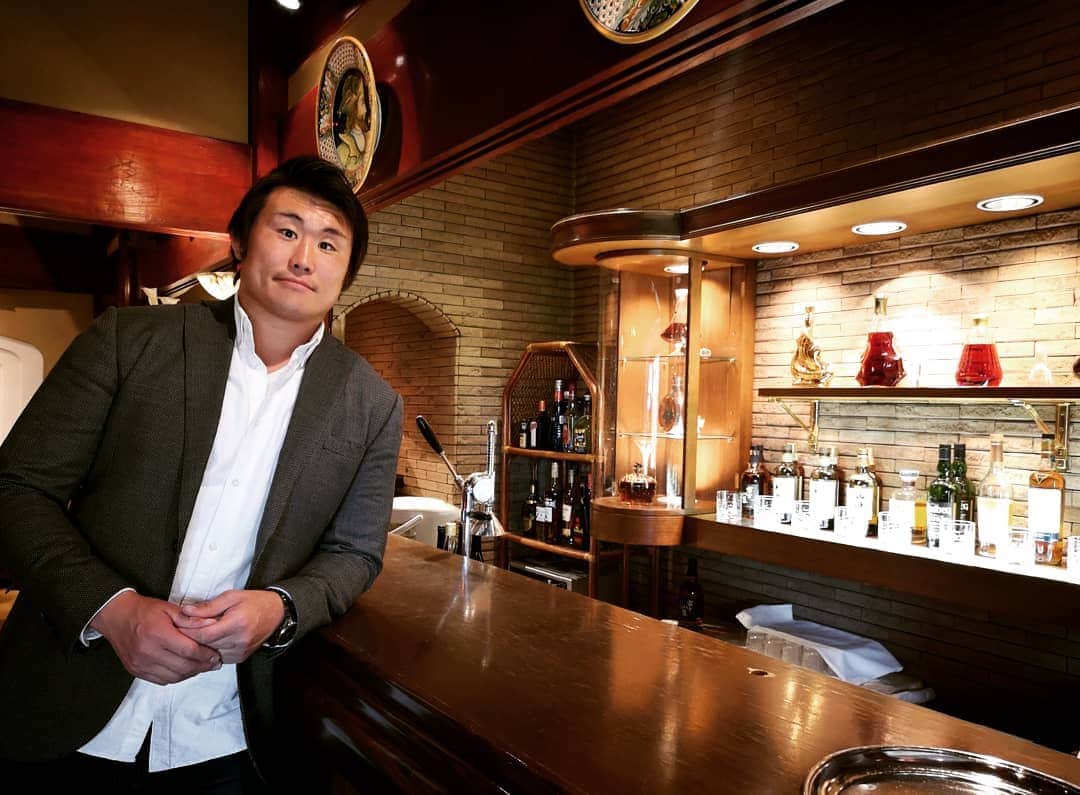 真壁伸弥さんのインスタグラム写真 - (真壁伸弥Instagram)「ラグビーファンが沢山なレストラン。良いところです。  #ウイスキー愛好家  #ウイスキー好きと繋がりたい #ウイスキー #bar #whisky  #whiskylover  #cocktail」4月17日 20時25分 - makaberian5