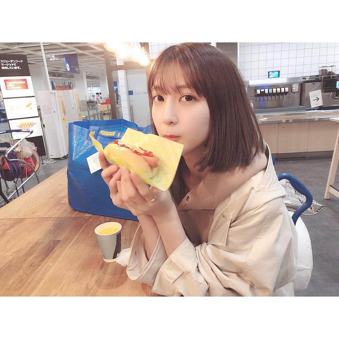 松岡菜摘のインスタグラム：「. . 人生初のIKEA☺︎ . なっちゃんおれんじ飲んだよ。笑 . #ikea #hotdog #orangejuice」