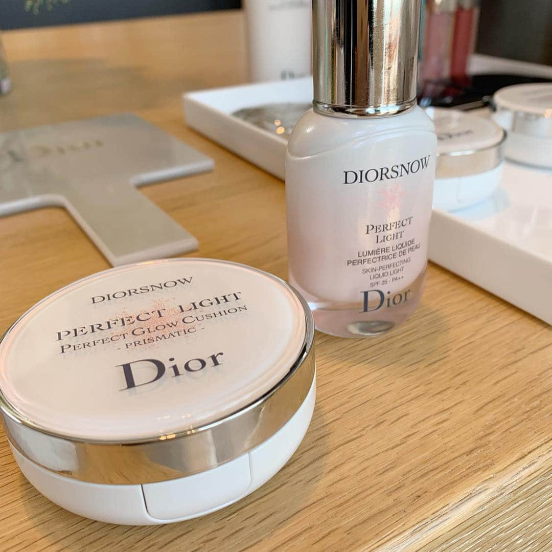 佐々木茜さんのインスタグラム写真 - (佐々木茜Instagram)「. . @diorskincare の 毎回ものすごくドキドキしながら受ける肌診断・・ 前回より全体の数値が上がっていました😭🌼 カプチュールユース様😭🌼 が、ダメージ抵抗力だけ下がっていて😰 今の肌の状態にぴったりなセラムを選んでもらいつつ、今回は愛用しているセラム、クリームの前に使う 最初のステップ💐エンザイムソリューション についてたくさんレクチャーしていただきました🍒 . サラサラの使い心地でとっても気持ちいいです。 ローションパックしただけでキメが細かくなりました。セラムとクリームだけでも、 かなり肌が喜んでいるのを実感しているのに こちらを使うと更に効果を発揮するみたい。 うれしい！ そしてやっぱりいい香り！ スキンケアが楽しい、癒される、って カプチュールユースを使うまで感じたことないほど ズボラでしたが、 考え方が変わったな。 肌も今の私も未来の私も喜んでいるよ。🌼 （5枚目の顔、肌が整って嬉しすぎてかなり素ですね） . スキンケア後に DIOR SNOWシリーズで仕上げていただきましたが こちらもとても良かった！ 肌がピンクがかった白のような とってもいい状態になる🌼 パパイヤ酵素が配合されているのですが、 それに合わせパパイヤ入りデザートもいただきました🍋 美味しかったなぁ。🍋 カプチュールユースシリーズについて書くといつも長くなってしまう、使うたびに感動しているからです🥺 . . #dior #diormakeup #captureyouth #カプチュールユース #diorskincare」4月17日 20時36分 - akane_madder2